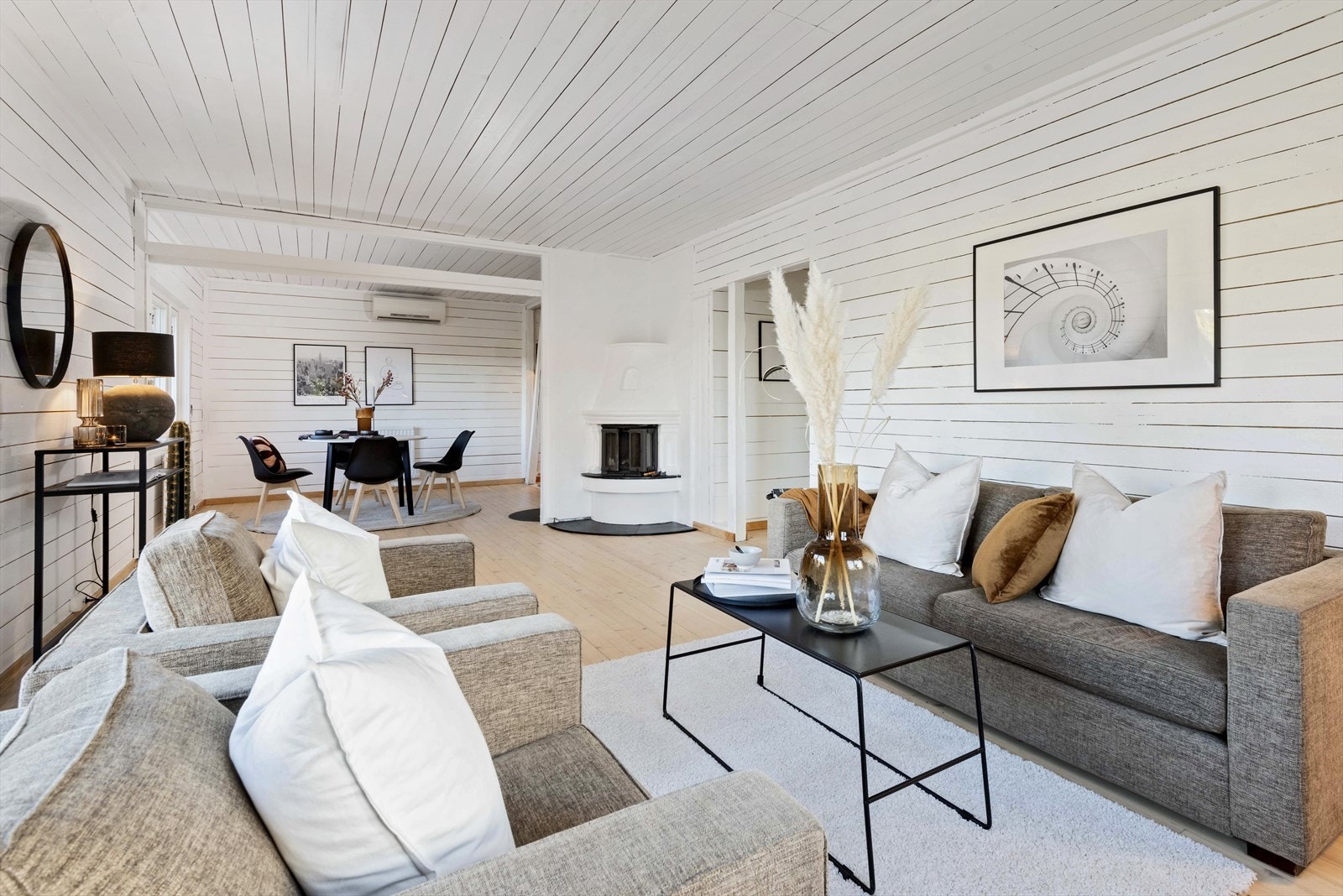 Stuen er åpen og luftig som bidrar til å skape en god romfølelse. Galleribilde