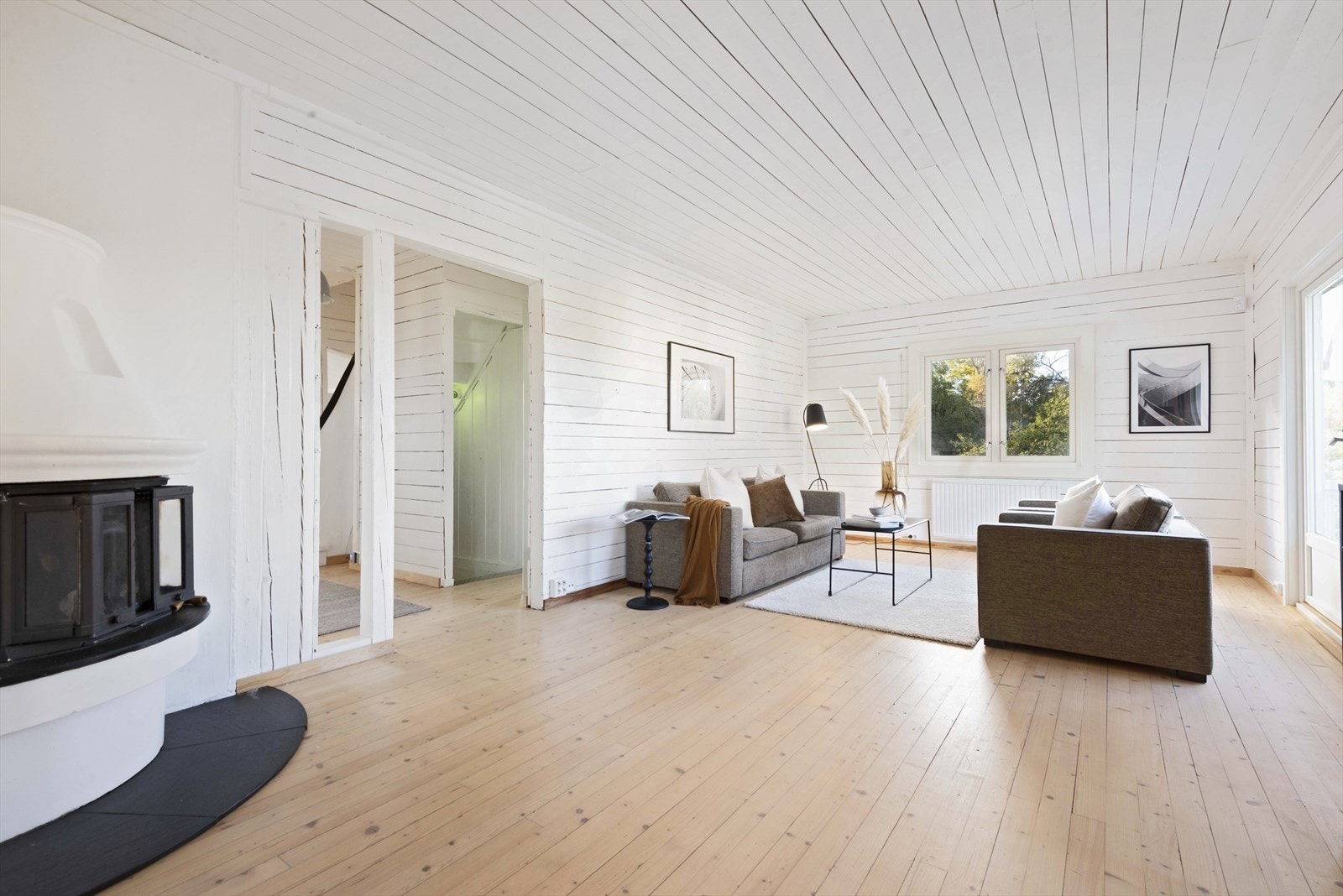 I første etasje er det også adkomst til et av boligen soverom, bad og entré. Galleribilde