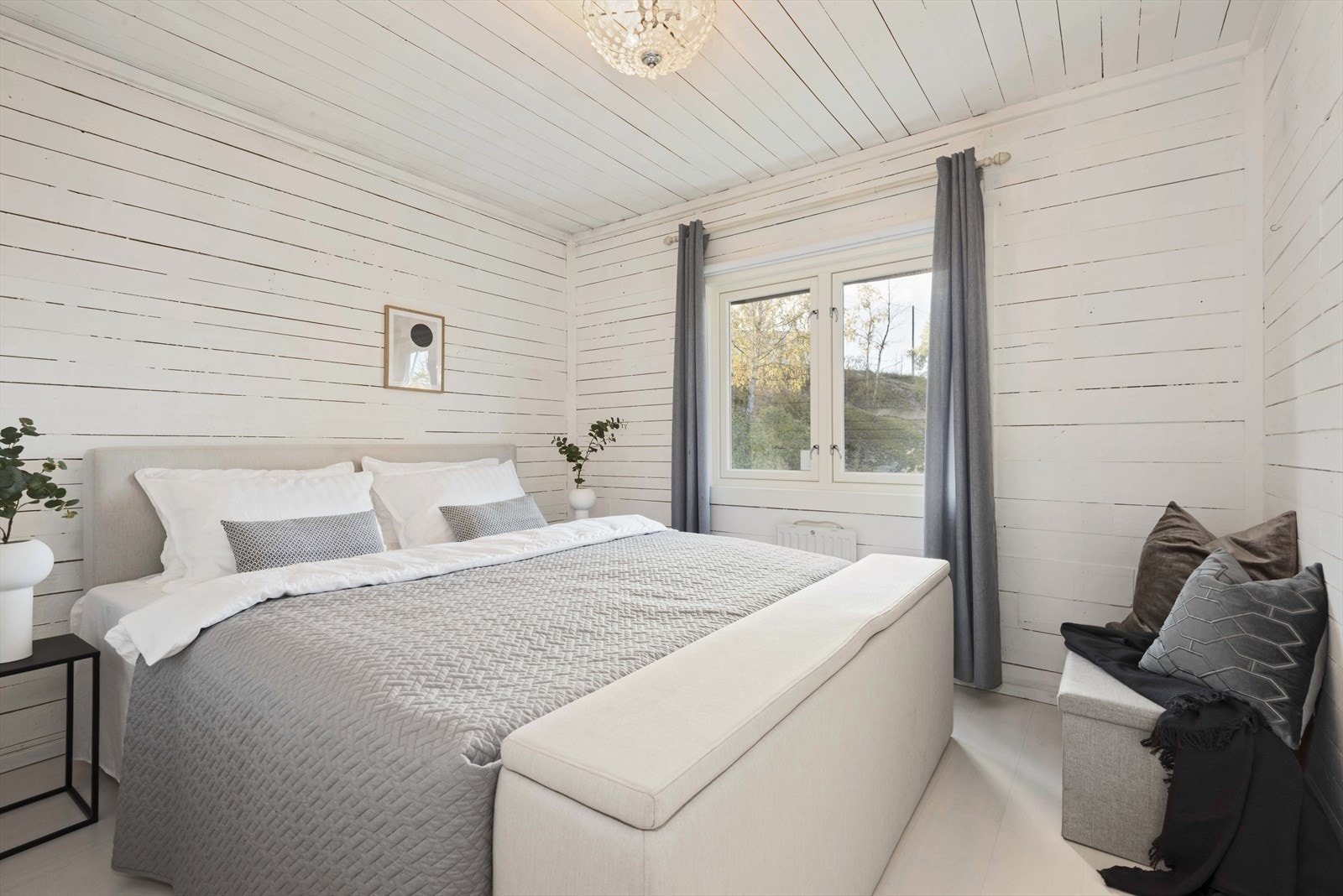 Stort og flott soverom med god plass til dobbeltseng, tilhørende nattbord og annet ønskelig interiør. Galleribilde