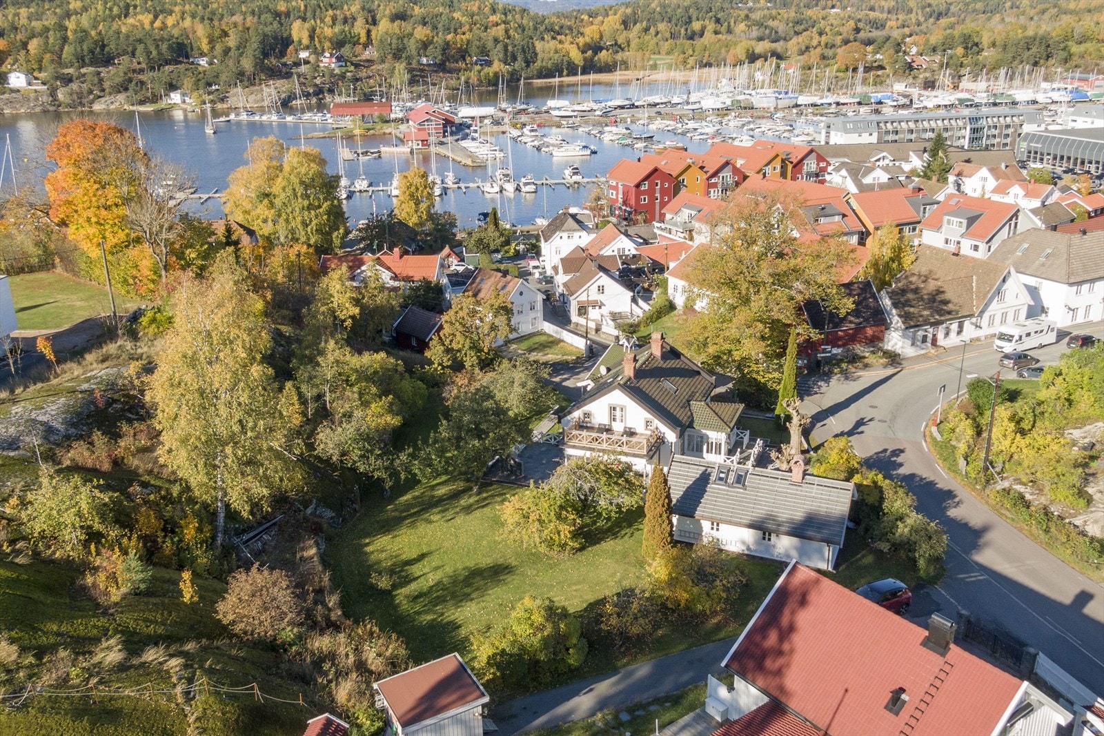 Son sentrum ligger ved sjøen og er et populært sted både blant fastboende og turister. I sentrum har man tilgang på de fleste servicetilbud. Galleribilde