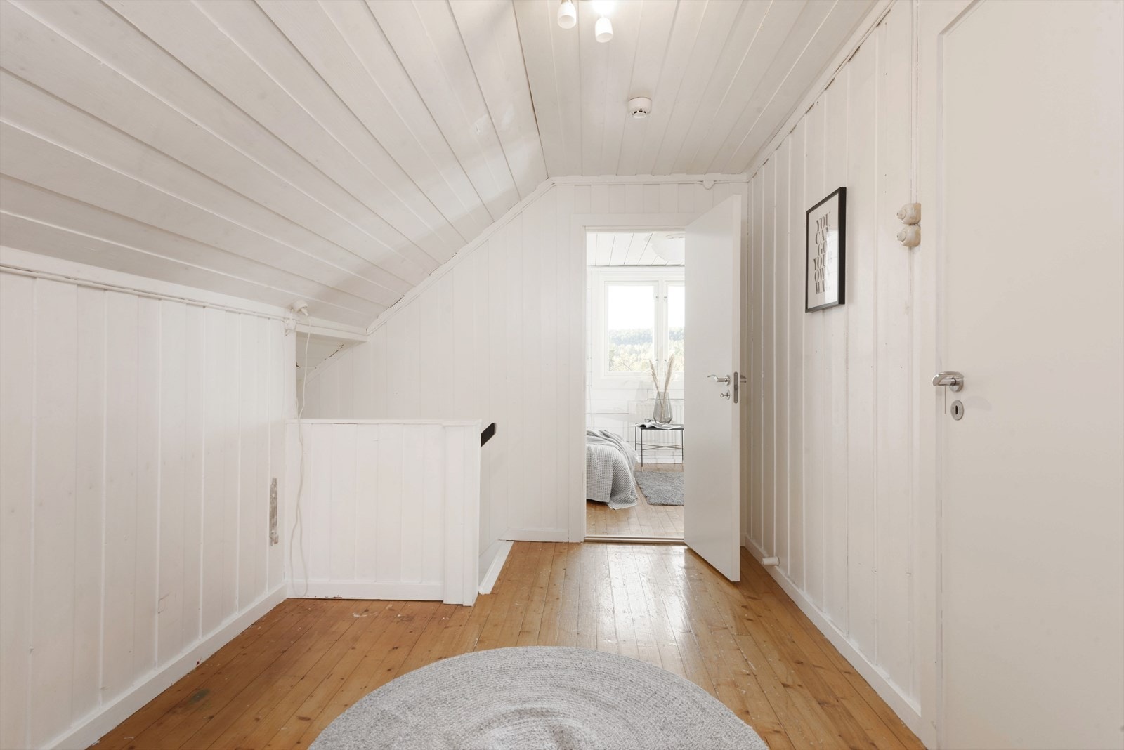 2.etasjen inneholder, 2 romslige soverom og en praktisk bod. Galleribilde