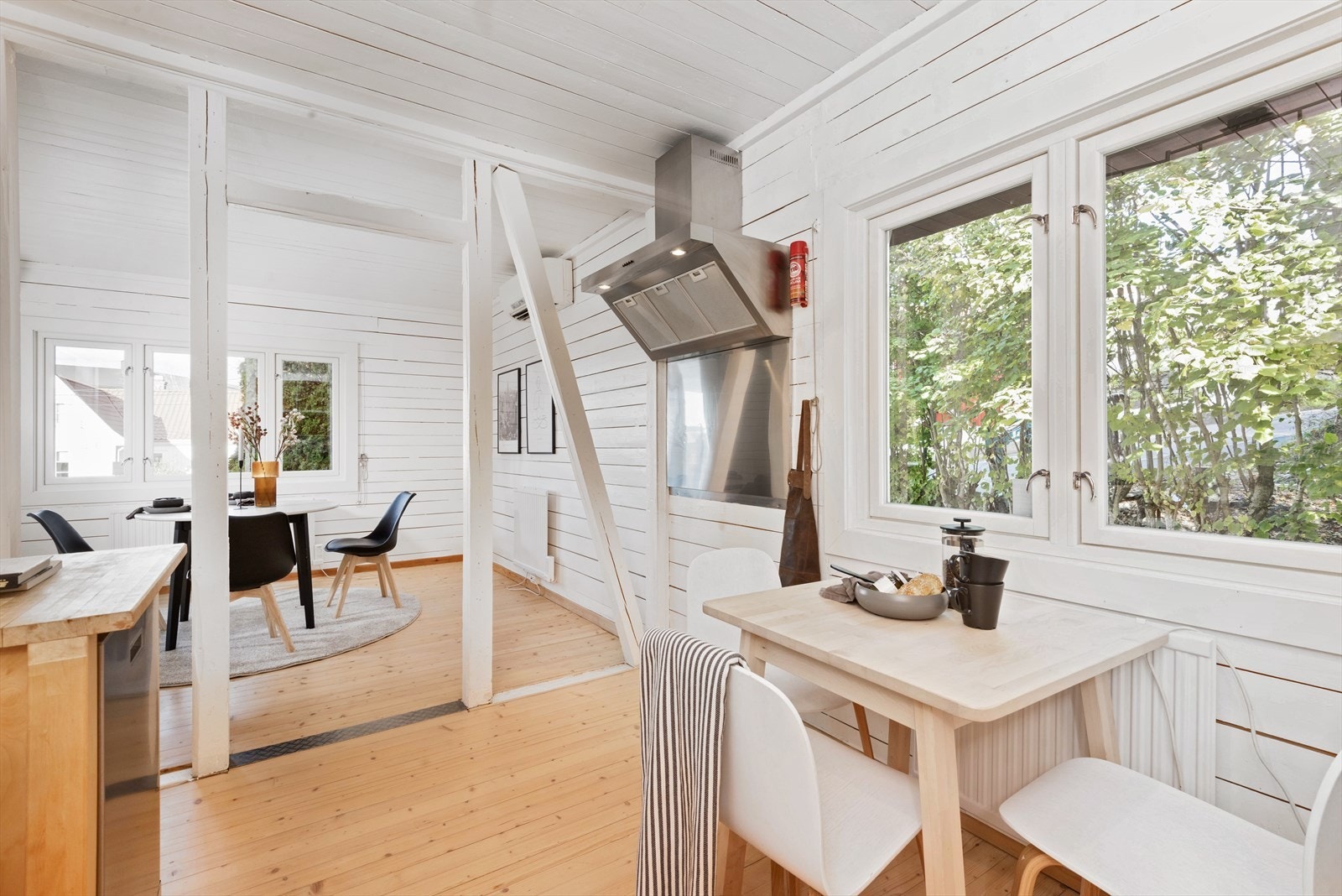 I tillegg er det plass til et hyggelig frokostbord ved vinduet. Galleribilde