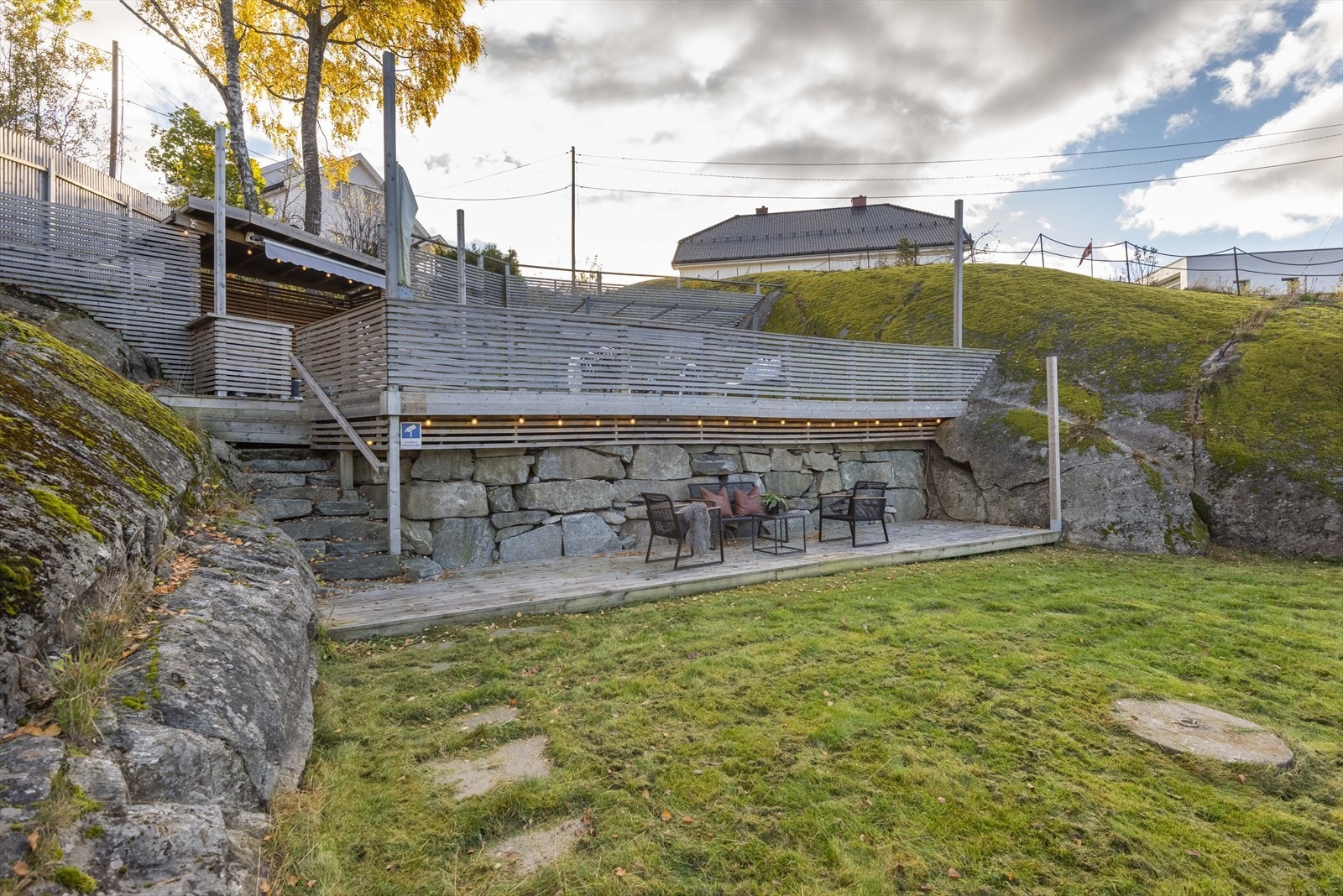 I hagen har boligen en flott uteplass hvor man virkelig kan nyte varmere dager. Galleribilde