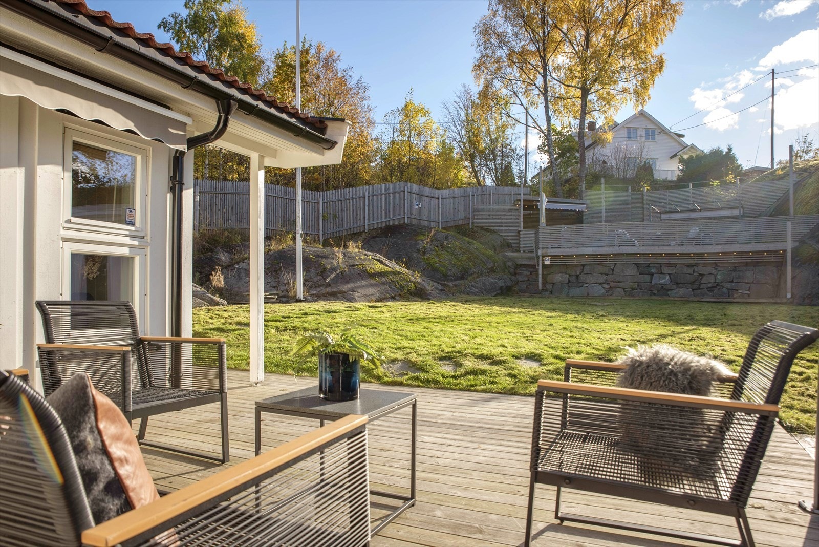 Det er uteplasser rundt hele huset, som gjør at man kan nyte gode solforhold hele dagen. Galleribilde