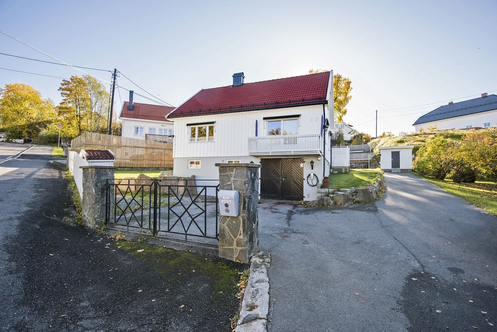 Eneboligen er fra 1955 og har en god planløsning over 3 plan. Galleribilde