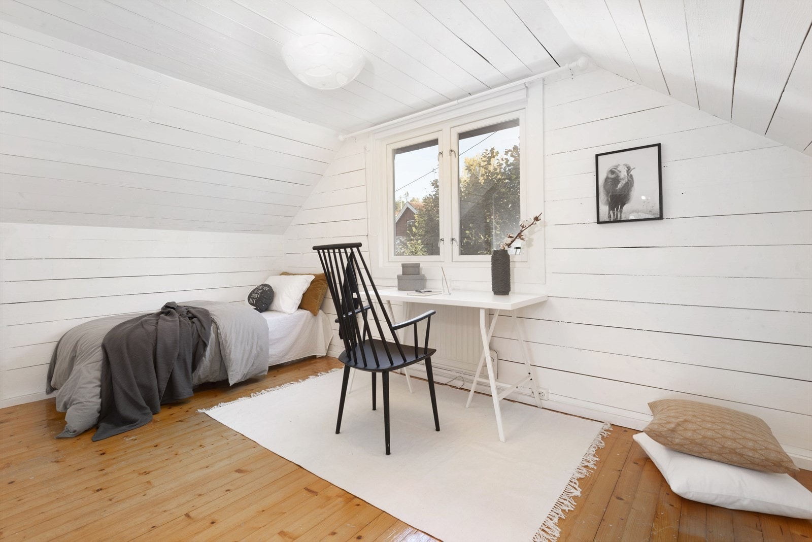 Soverommene er av god størrelse med plass til seng og tilhørende møblement. Galleribilde