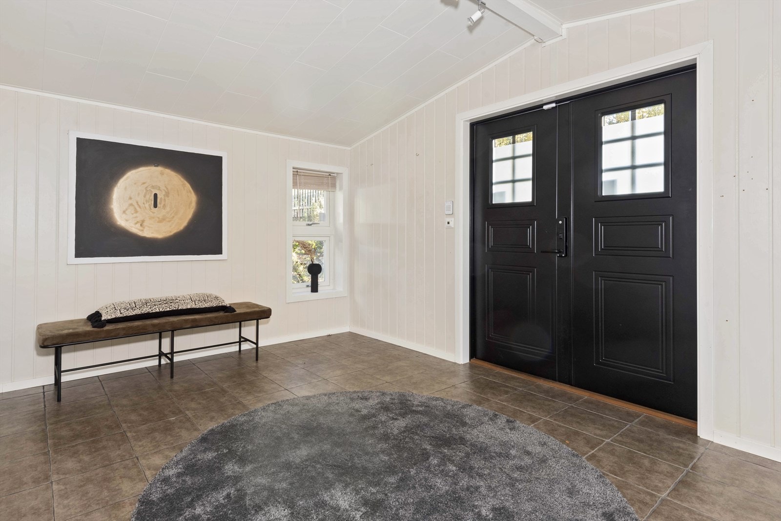 Velkommen inn! Trivelig entré med gode muligheter til å henge fra seg jakker og sette fra seg sko. Galleribilde