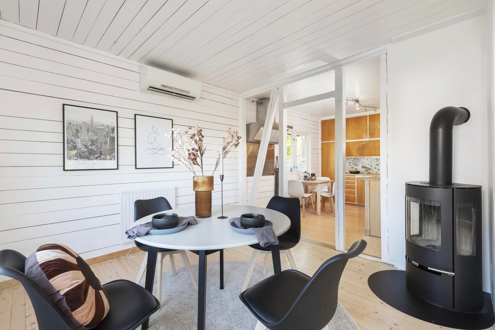 Ved spisestuen er det også en hyggelig peis, som setter et pent preg på rommet. Galleribilde