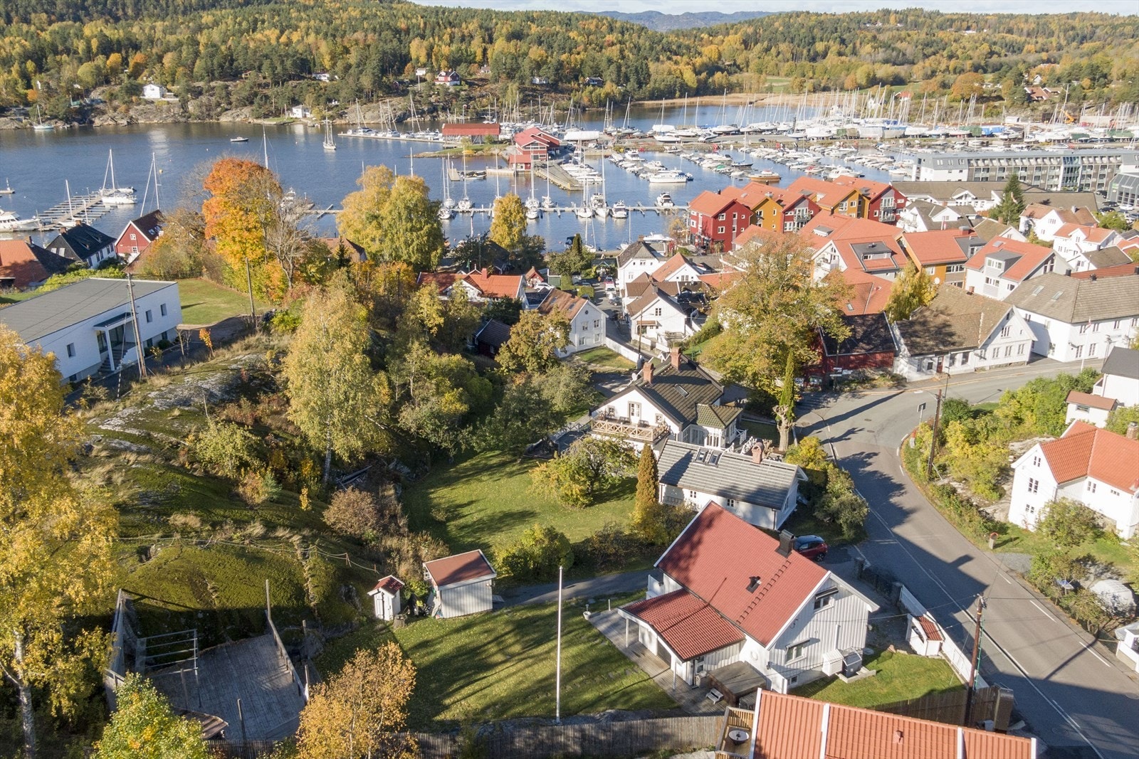 Eiendommen ligger meget sentralt i Son, med gode solforhold og umiddelbar nærhet til Son Sentrum med kaféer, restauranter, gallerier og butikker etc. Nyere barneskole og ungdomsskole i Son. Galleribilde