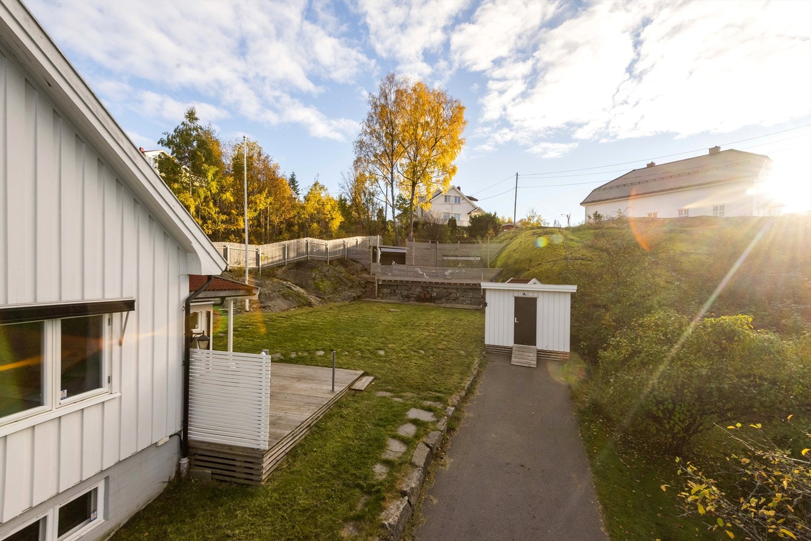 Mulig med biloppstillingsplass nedenfor huset og foran boden. Galleribilde