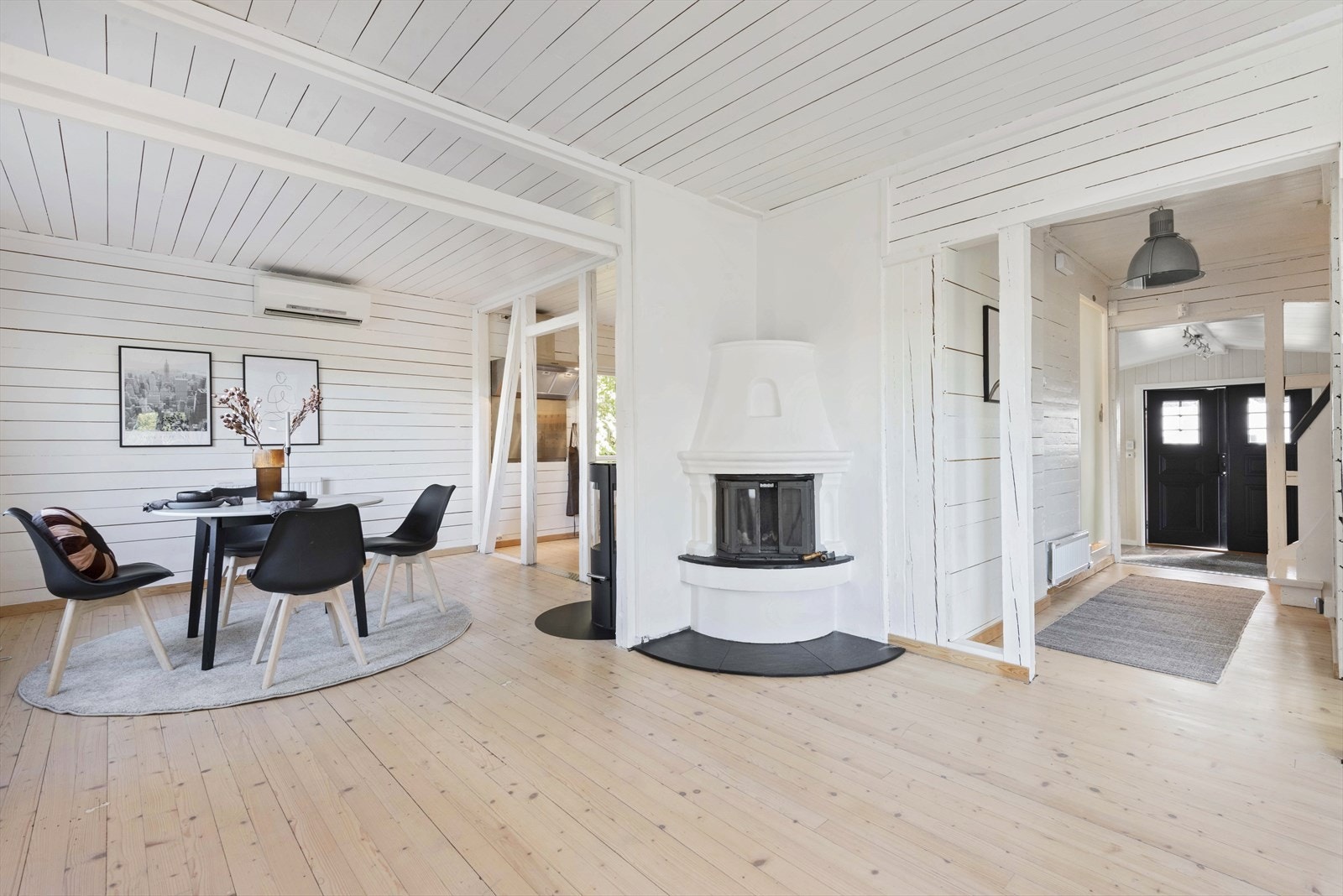 Stuen har også en hyggelig peis, som kommer godt med på kjøligere dager. Galleribilde