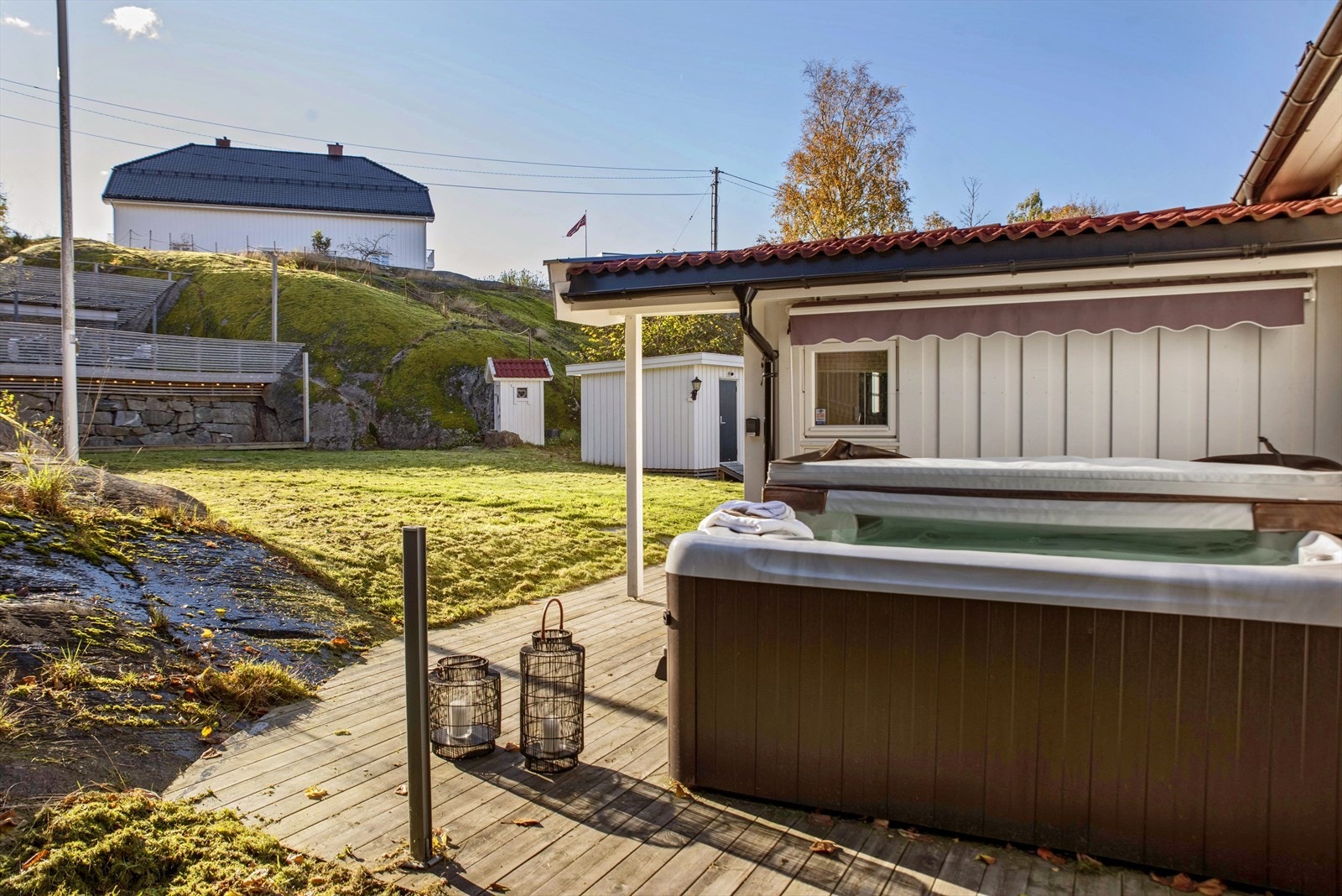 På siden av huset er det et flott utendørs massasjebadekar, som man kan nyte på sommeren og vinteren. Galleribilde