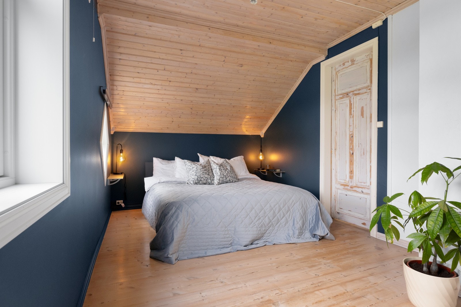 Lekkert hovedsoverom i 2.etasje med romslig utforming Galleribilde