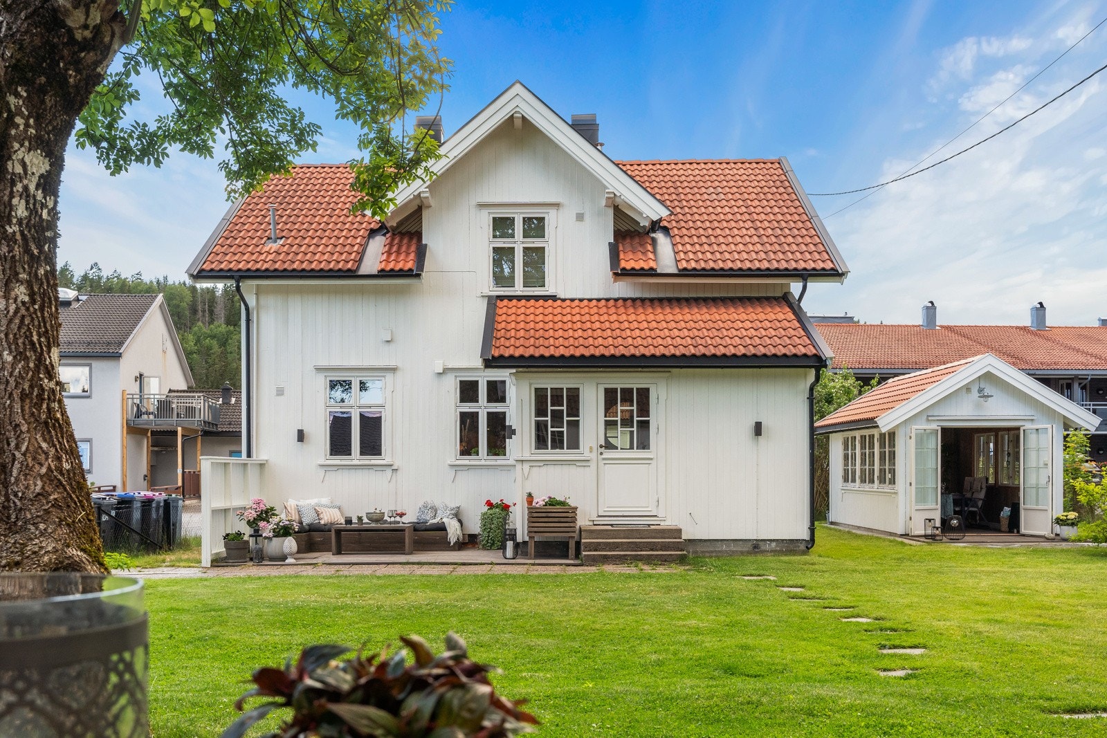 Smart utformet tomt med stor gressplen Galleribilde