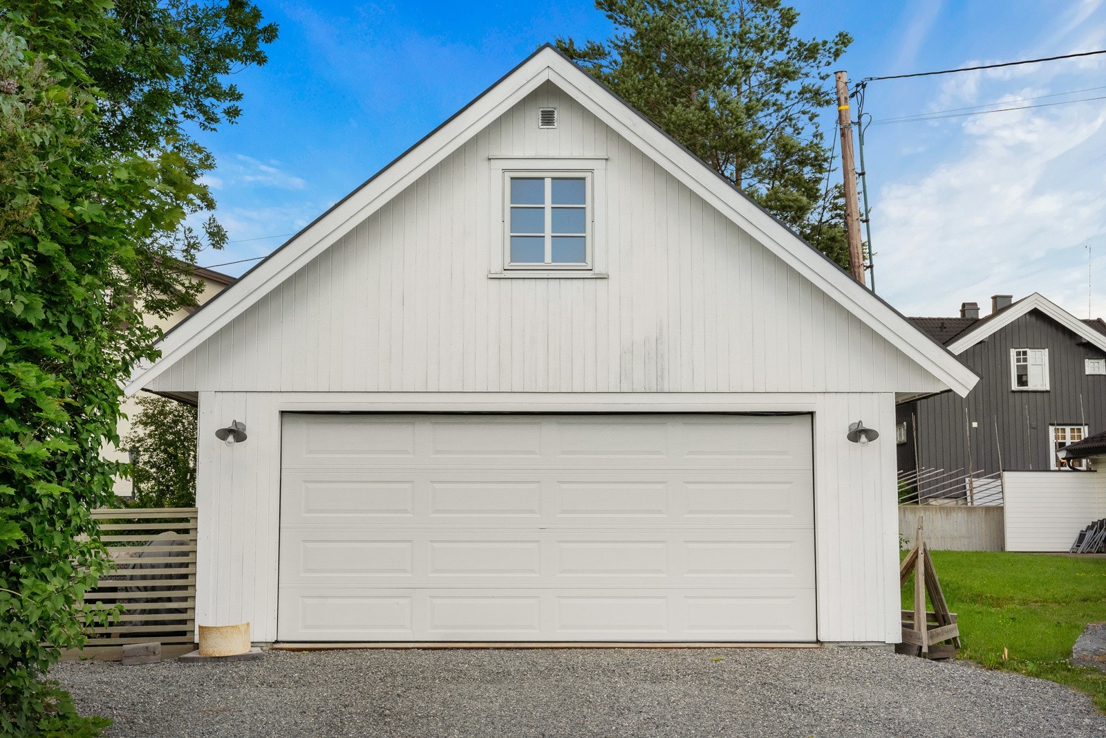 Praktisk og stor garasje med egen inngang bak til bod og trapp opp til innredet loft Galleribilde