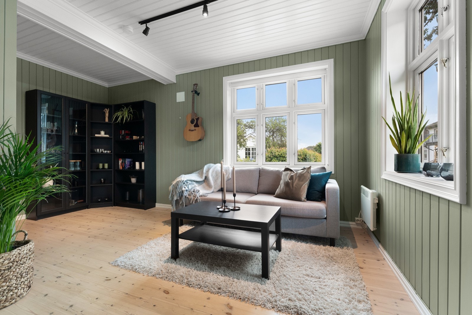 I innerste del av stuen har man også plass til en større lounge Galleribilde