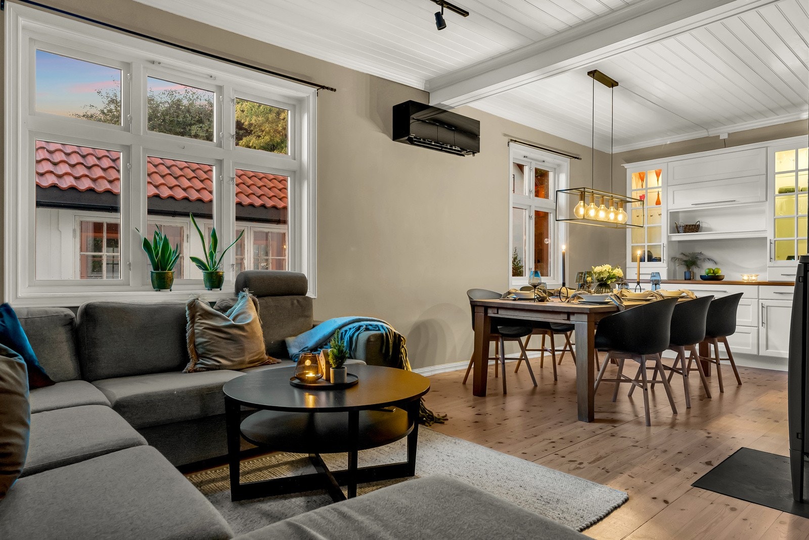 Romslig og god stue hvor man har plass til en større spisegruppe tilknyttet kjøkkenet Galleribilde