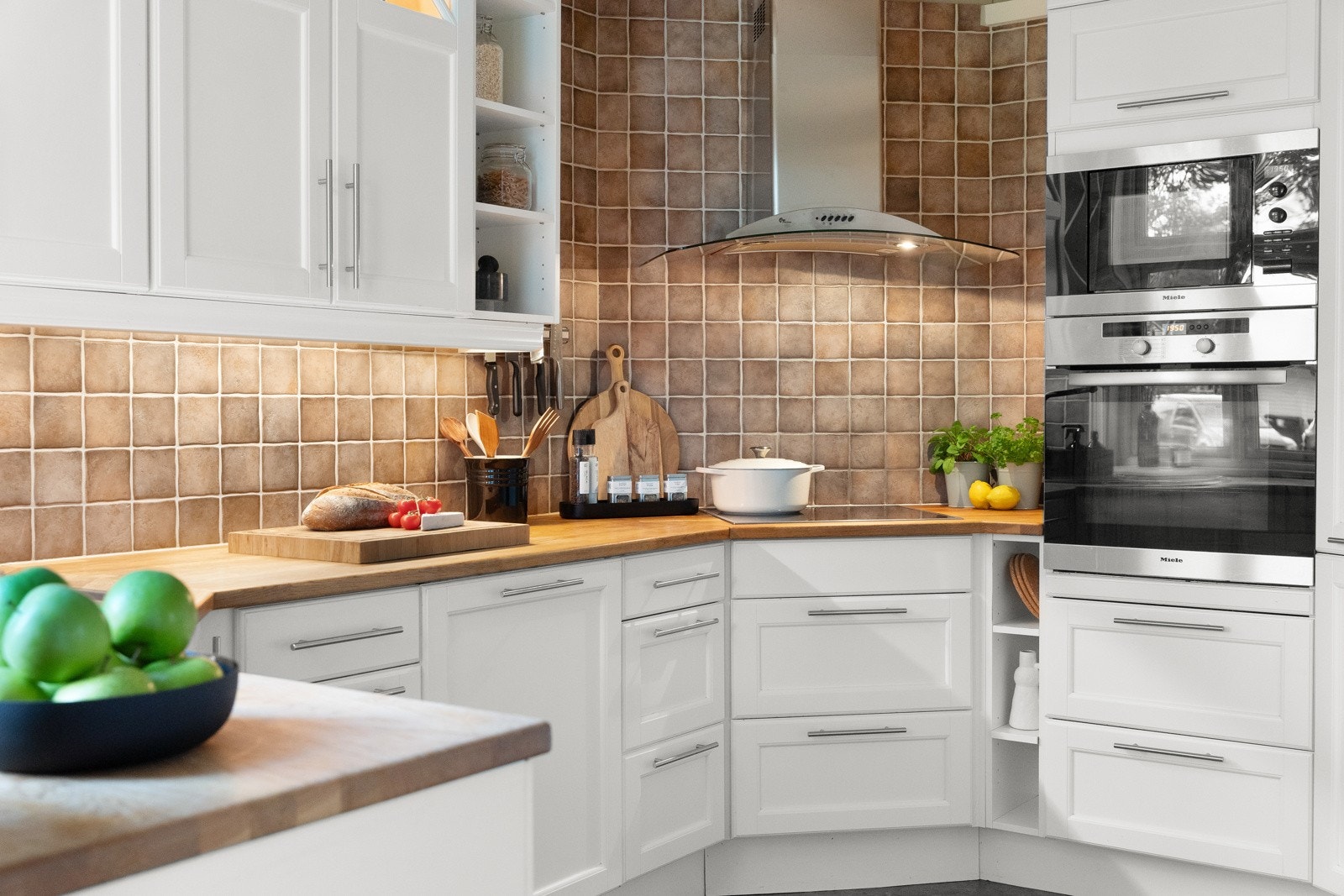 Pent og stilfullt kjøkken med integrerte hvitevarer Galleribilde