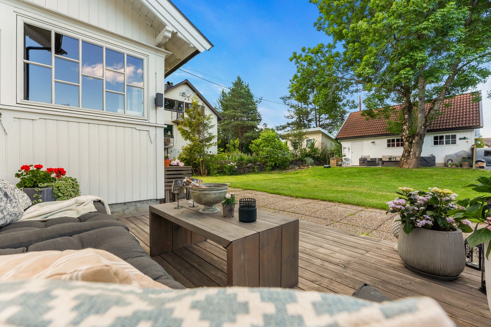 Ved huset har man nok en god uteplass Galleribilde