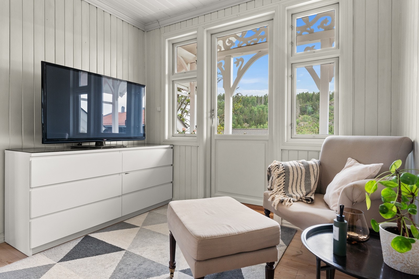 Loftstuen har i dag en koselig tv-krok med tilgang til koselig balkong med utsikt over elven Galleribilde