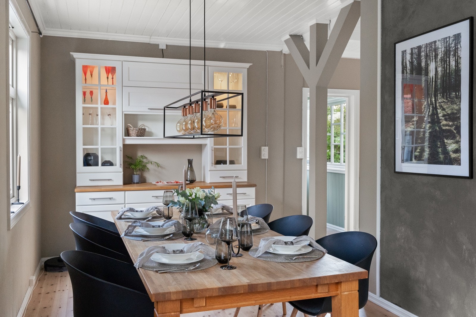 Stor og god spiseplass for familien og gjester Galleribilde