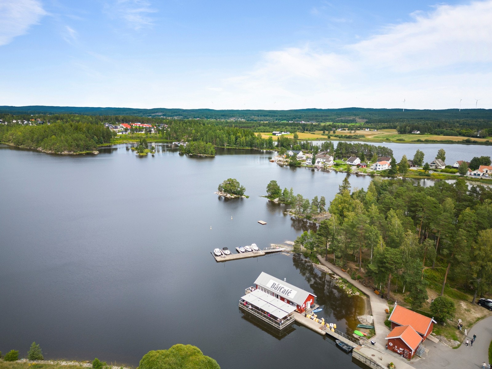 Ørje byr på sommeridyll med fiske, tråkkesykkel i Haldenkanalen, bading, båtliv, kanoslusing mm Galleribilde