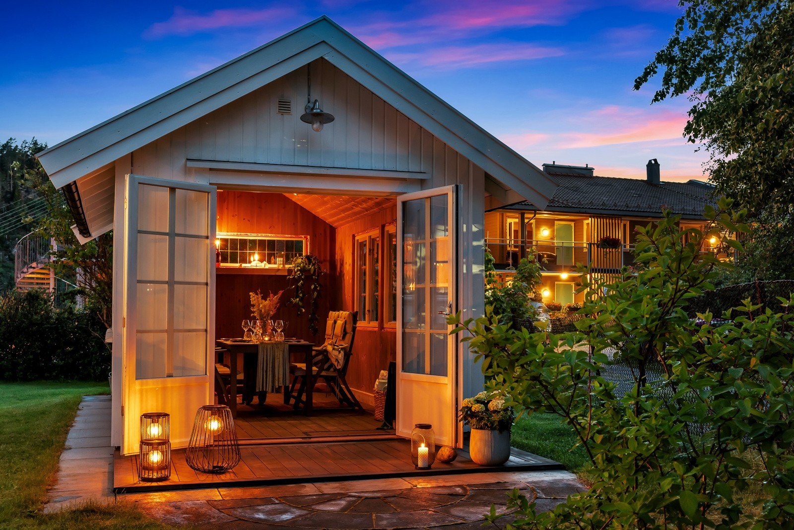 Nyere hagestue fra 2018 hvor man kan nyte sene sommerkvelder i godt lag Galleribilde