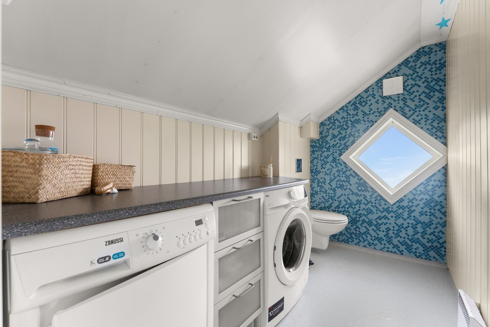 Fra baderommet har man tilgang til ekstra rom hvor wc er og hvor man har opparbeidet et vaskerom Galleribilde