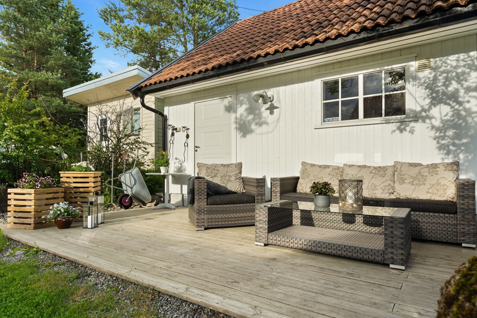 Ved garasjen har man nok en stor og god platting med plass til grill, lounge mm Galleribilde
