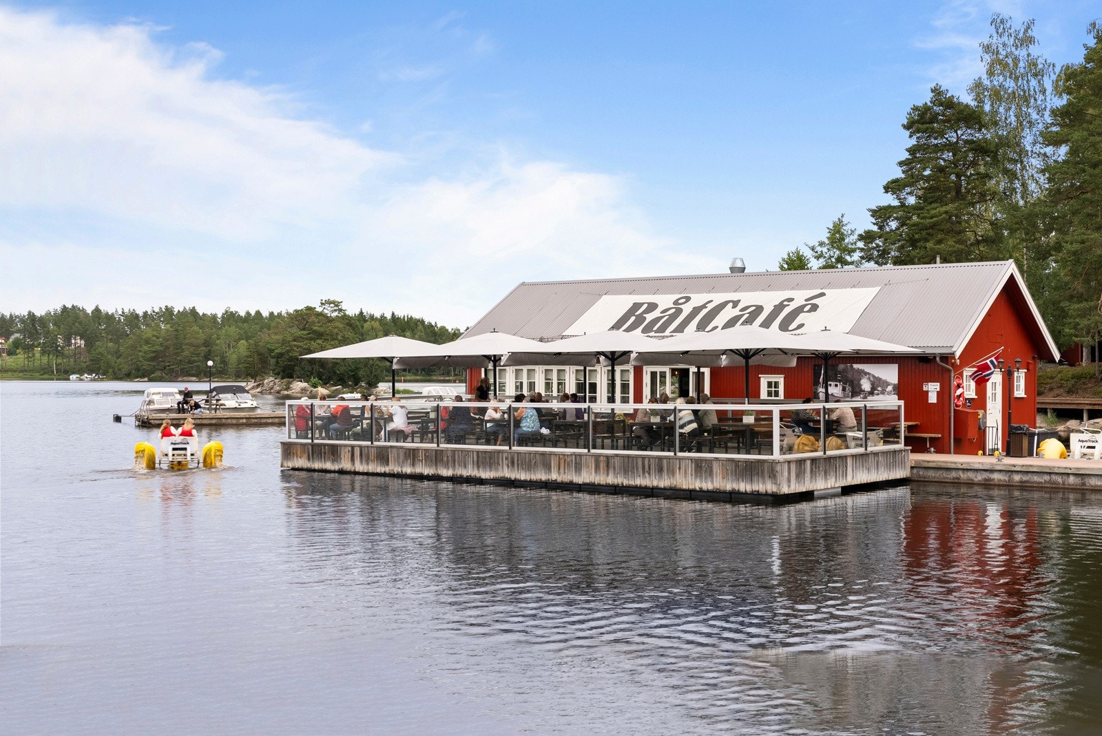 BåtCaféen har suveren beliggenhet i vannkanten ved Rødenessjøen. Småretter, middag, kaffe og kaker serveres i fantastiske historiske omgivelser ved Ørje sluser i Haldenkanalen. Galleribilde