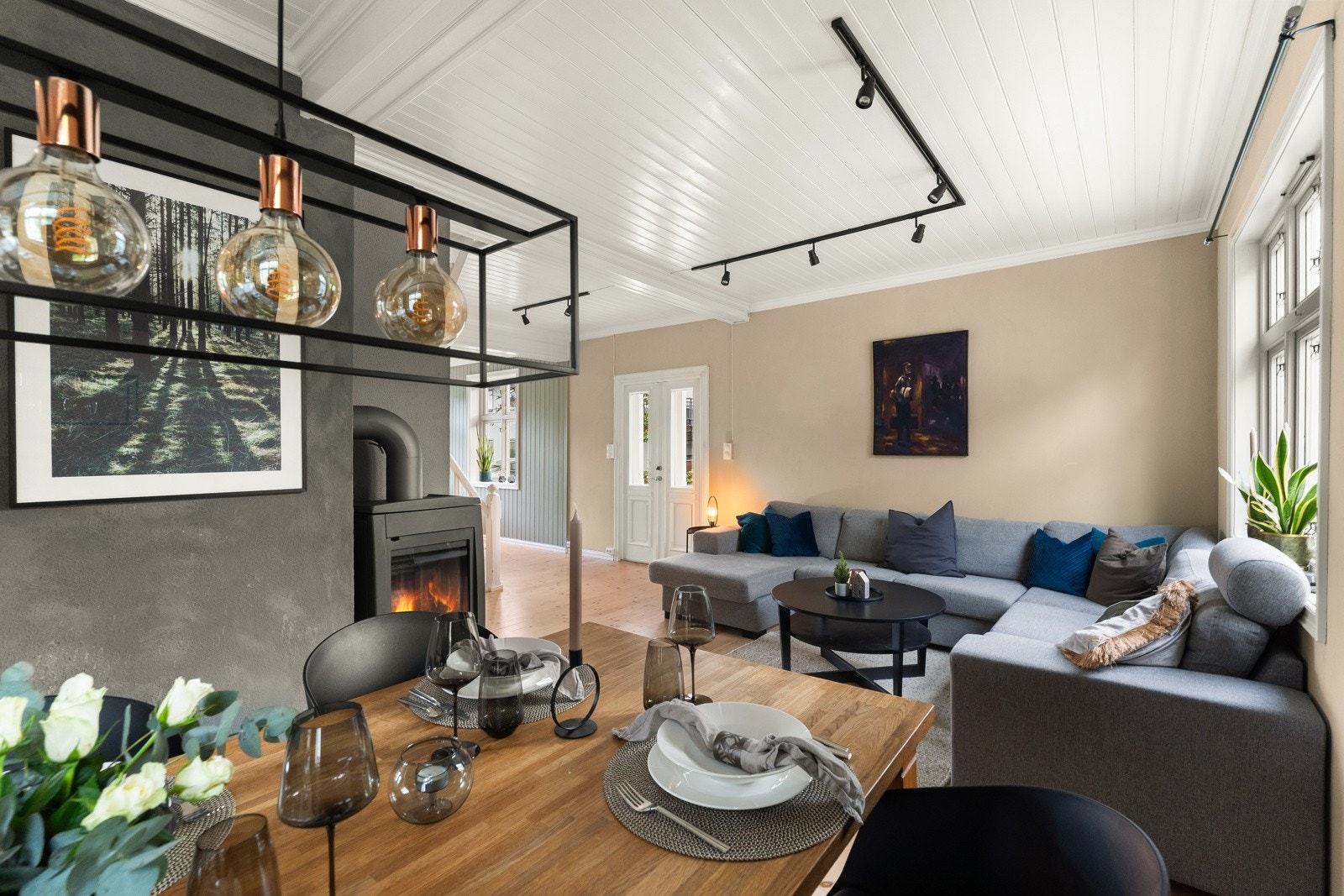 Stuen strekker seg over store deler av 1.etasje Galleribilde