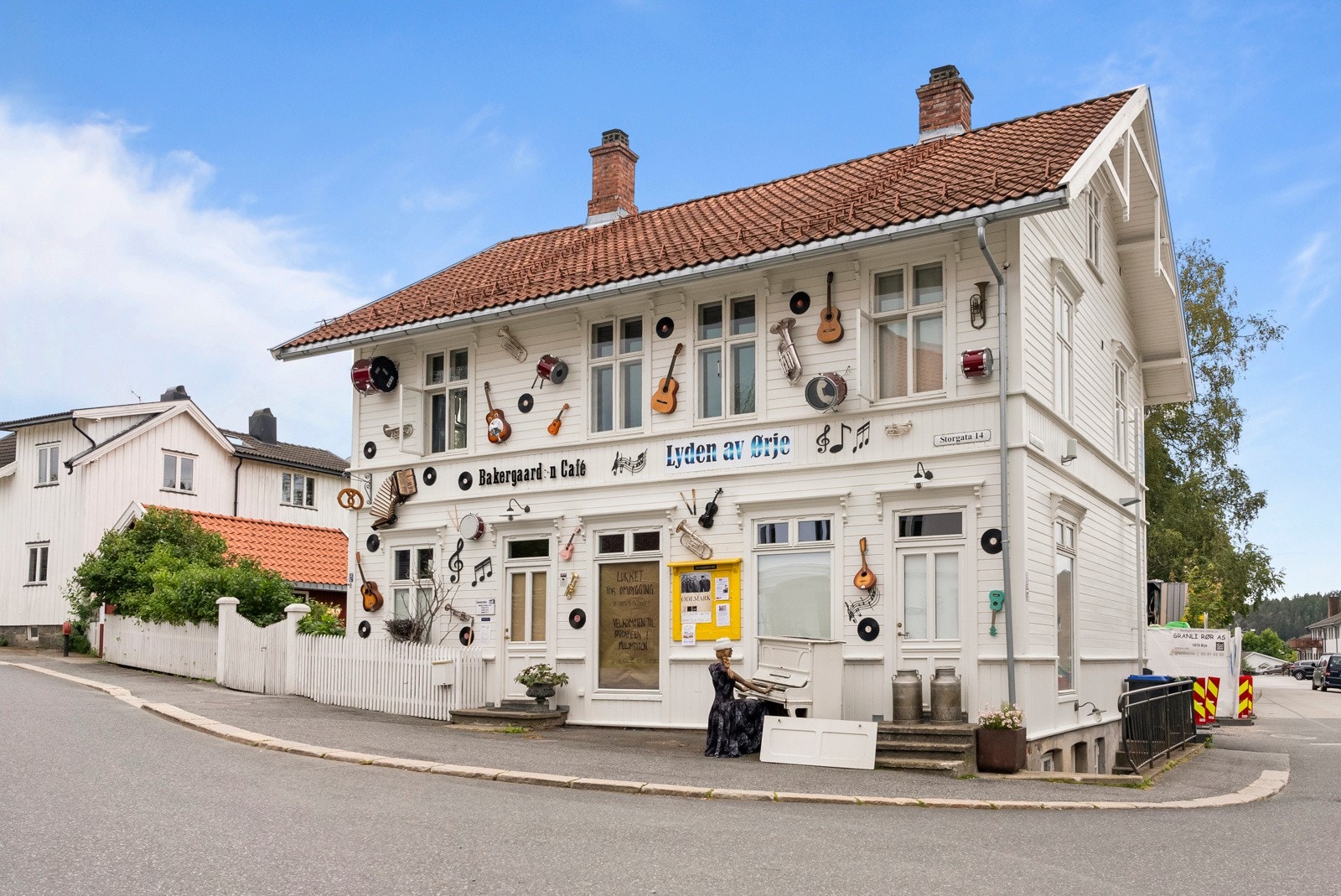 I en av Østlandets hyggeligste kroker, langs Haldenkanalens bredder, på Ørje finner du denne sjarmerende Bakergaarden Cafe Galleribilde