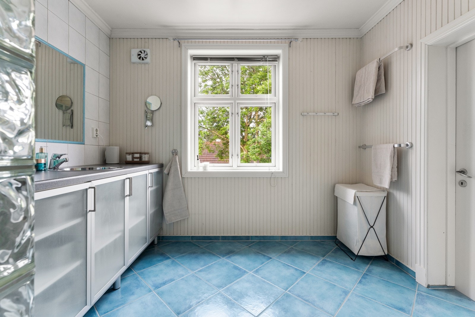 Romslig baderom med rikelig boltreplass Galleribilde