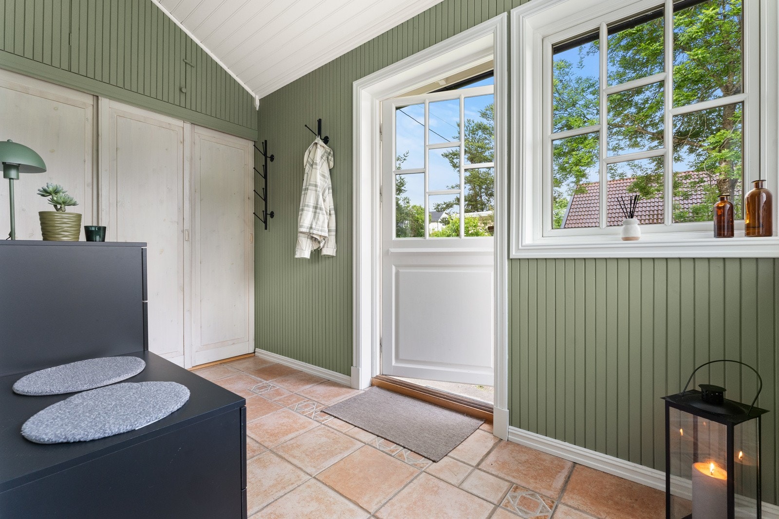 Koselig entrè med gode oppbevaringløsninger og rikelig boltreplass for flere gjester Galleribilde