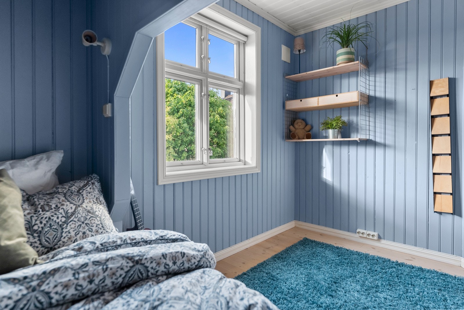 Romslig soverom med gode vindusflater Galleribilde