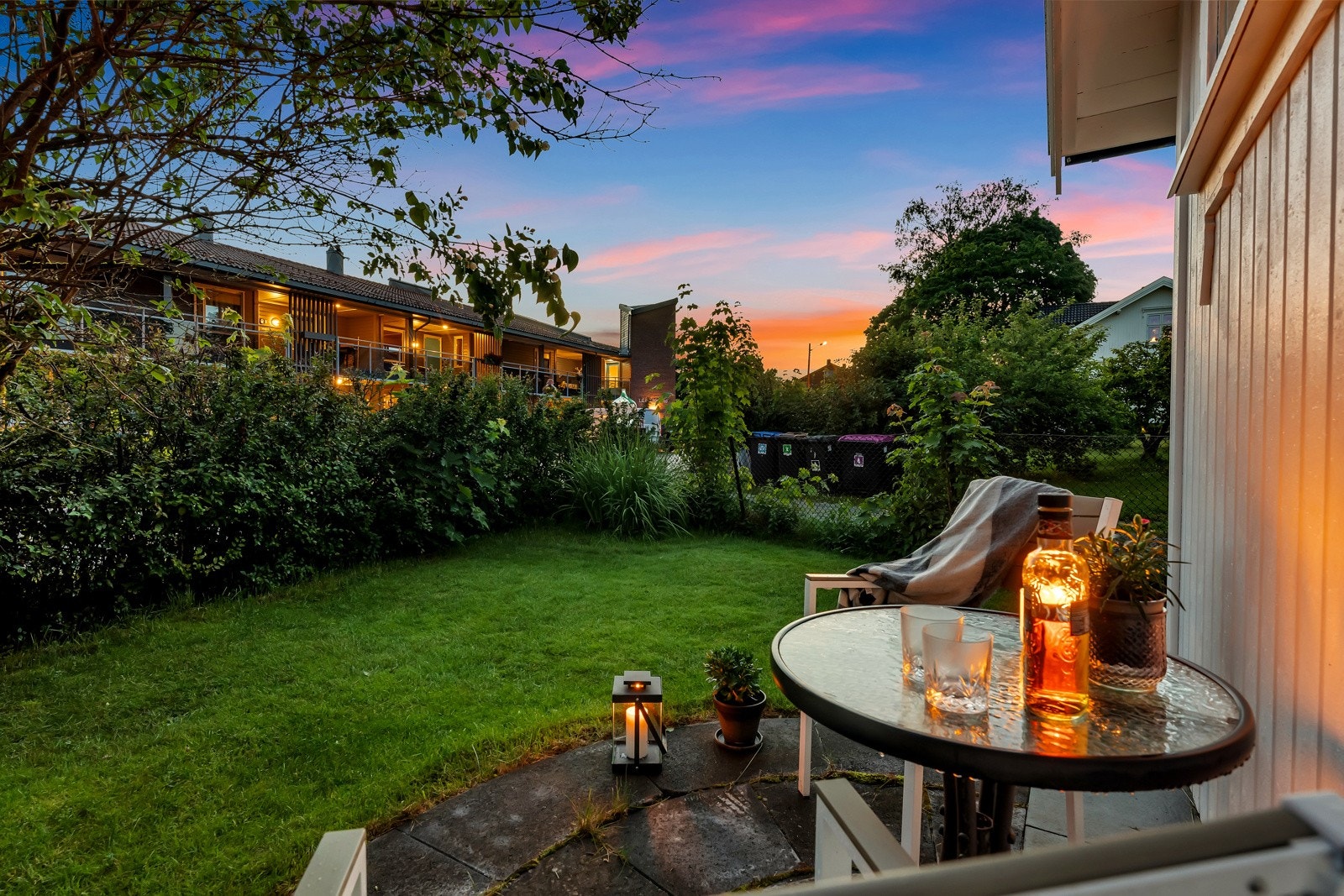 Bak hagestuen har man også en koselig plass hvor man kan nyte kvelden Galleribilde