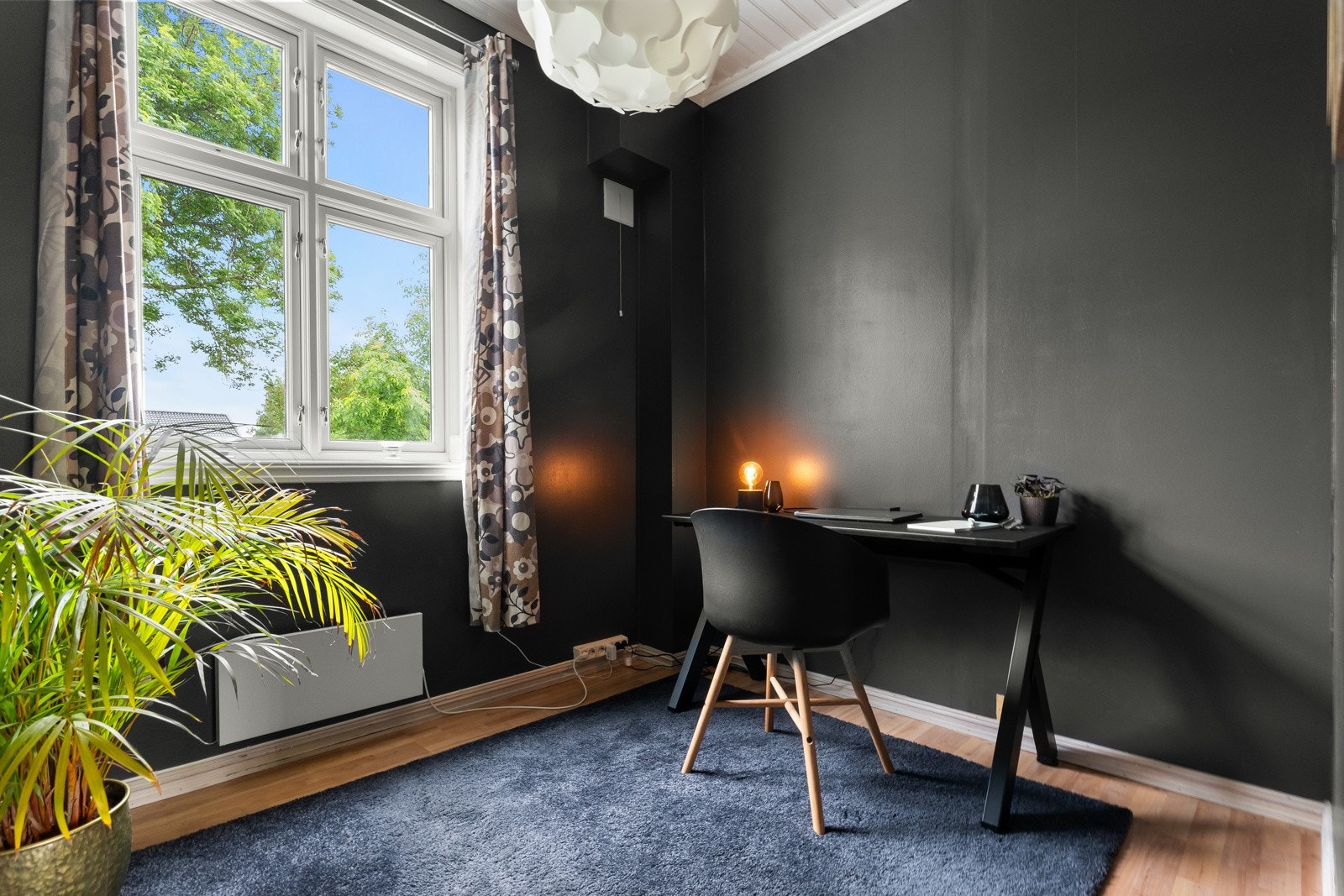 Eget soverom i 1.etasje som i dag benyttes som hjemmekontor Galleribilde