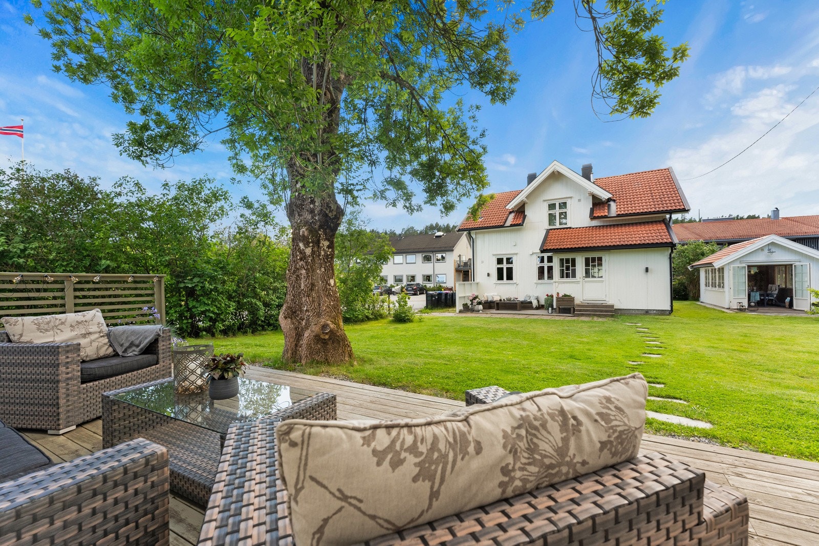 Gressplen for lek og moro mellom garasjen og huset Galleribilde