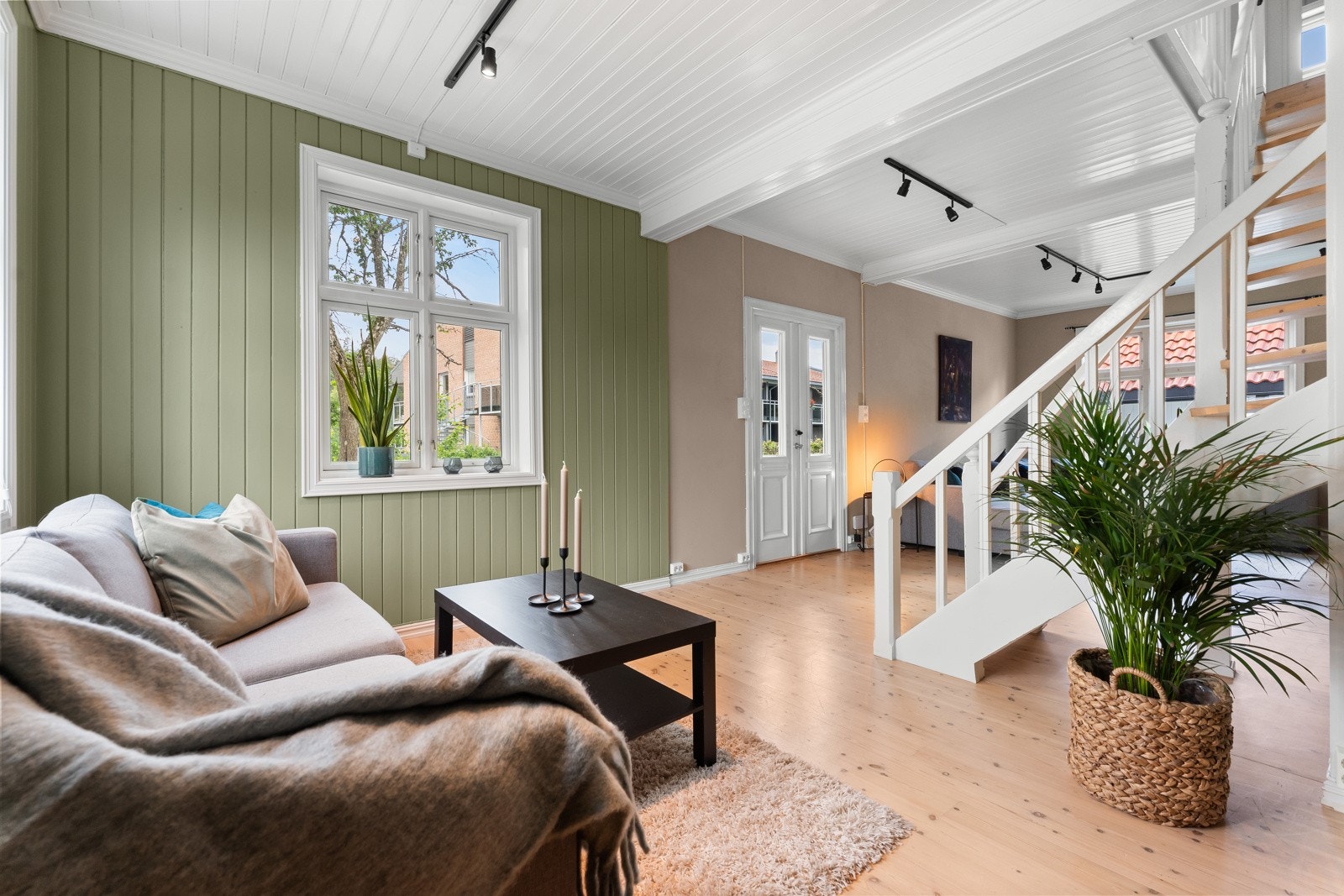 Rikelig med naturlig lys i stuen fra store vinduer Galleribilde