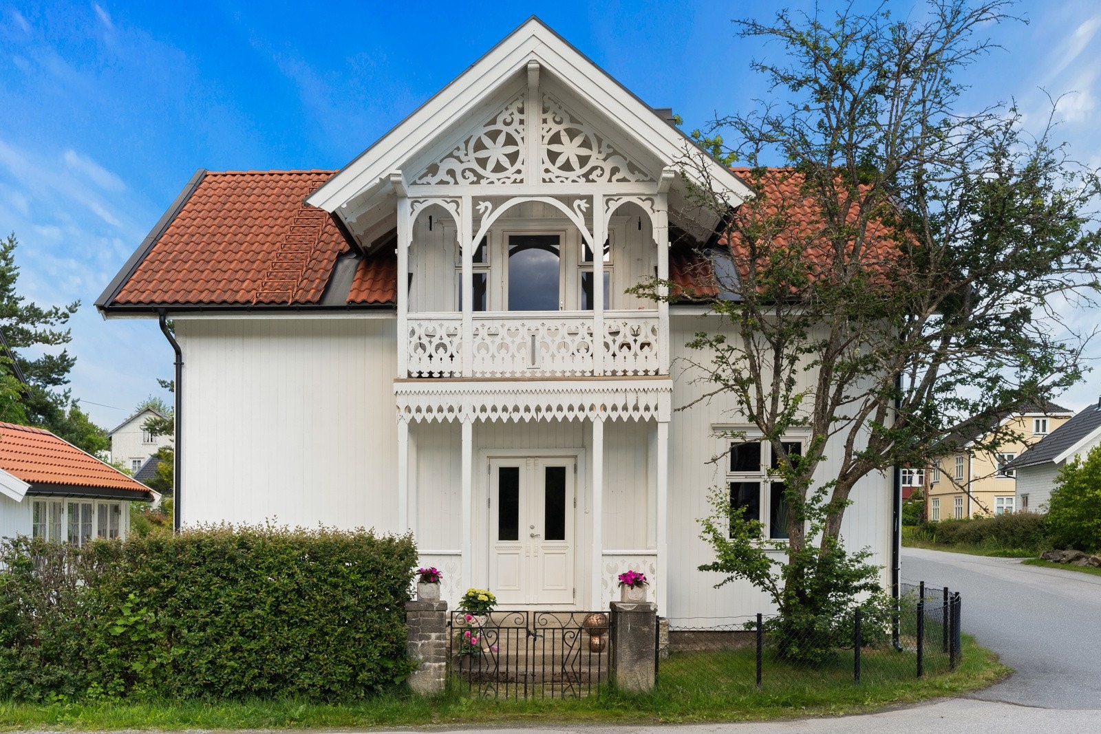 Koselig inngangsparti fra gaten Galleribilde