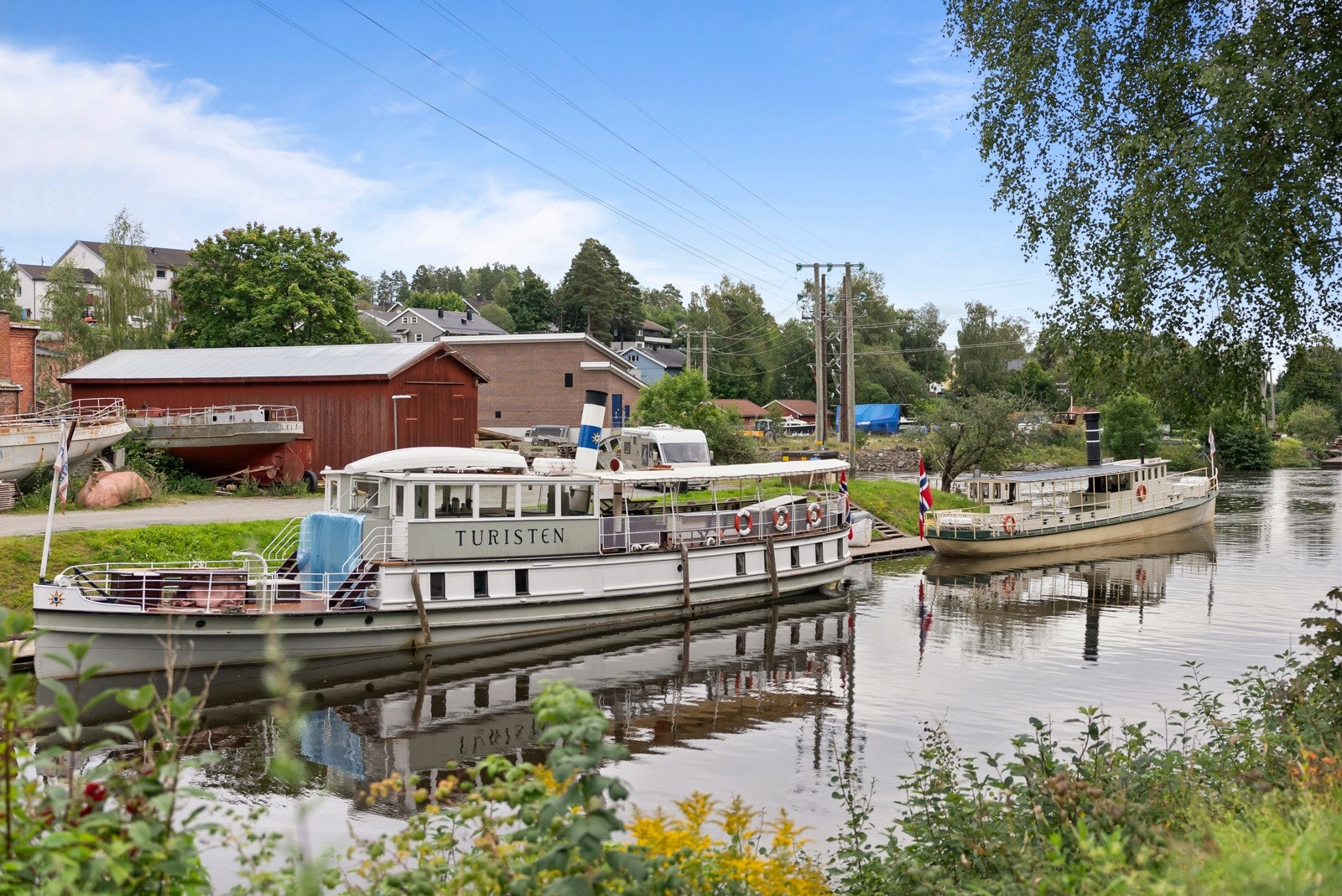 Ved kai på Ørje ligger også DS Turisten, selveste dronningen i Haldenkanalen Galleribilde