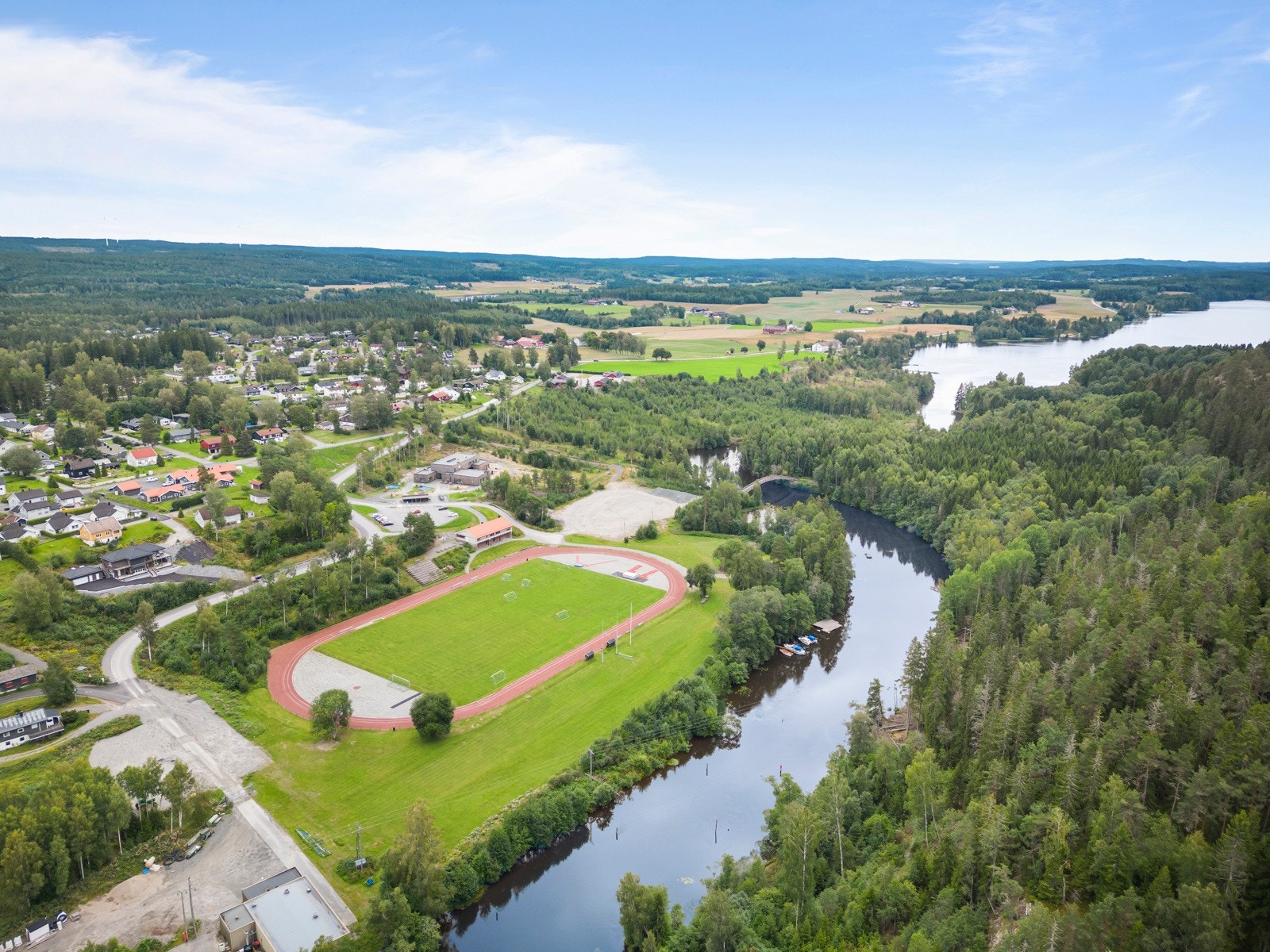 Friidrettsbane og fotballbane rett ved Ørje sentrum Galleribilde