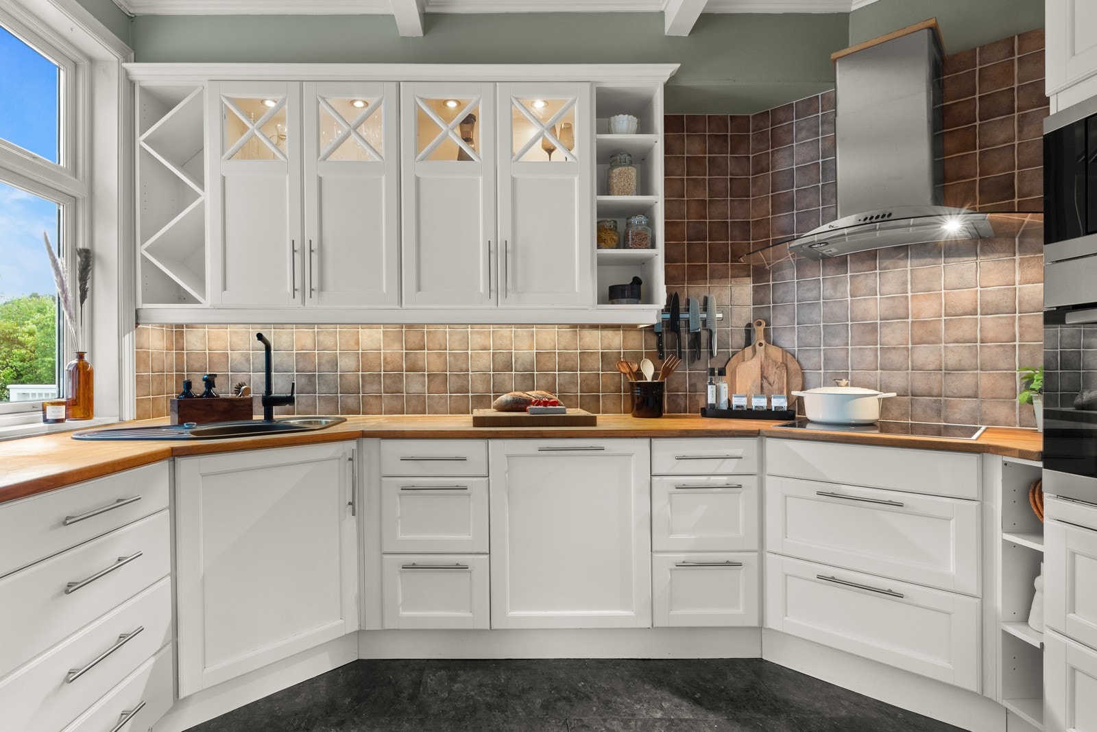 Kjøkkenet har rikelig med skap - og benkeplass Galleribilde