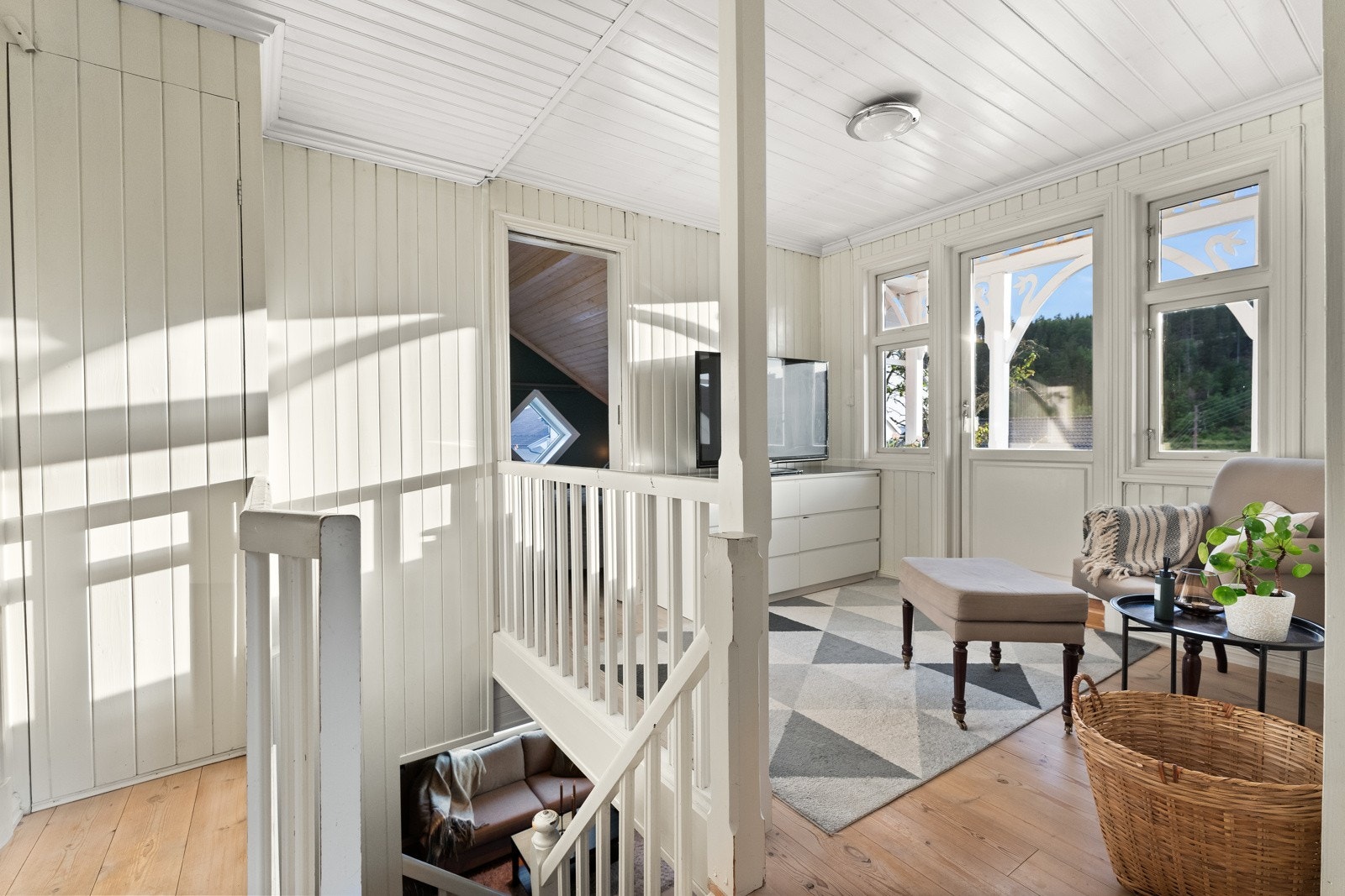 Fra trappen kommer man til en åpen løsning som egner seg fint som en ektra loftstue Galleribilde