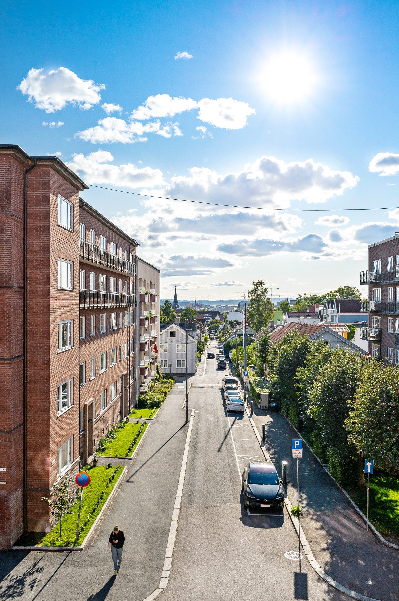 Denne åpne utsikten finner du sjeldent så sentralt! Her vil du få fritt utsyn over Rodeløkkas trehusbebyggelse, hvor solen kommer inn mellom bebyggelsen og i horisonten vil du også se fjorden. Galleribilde