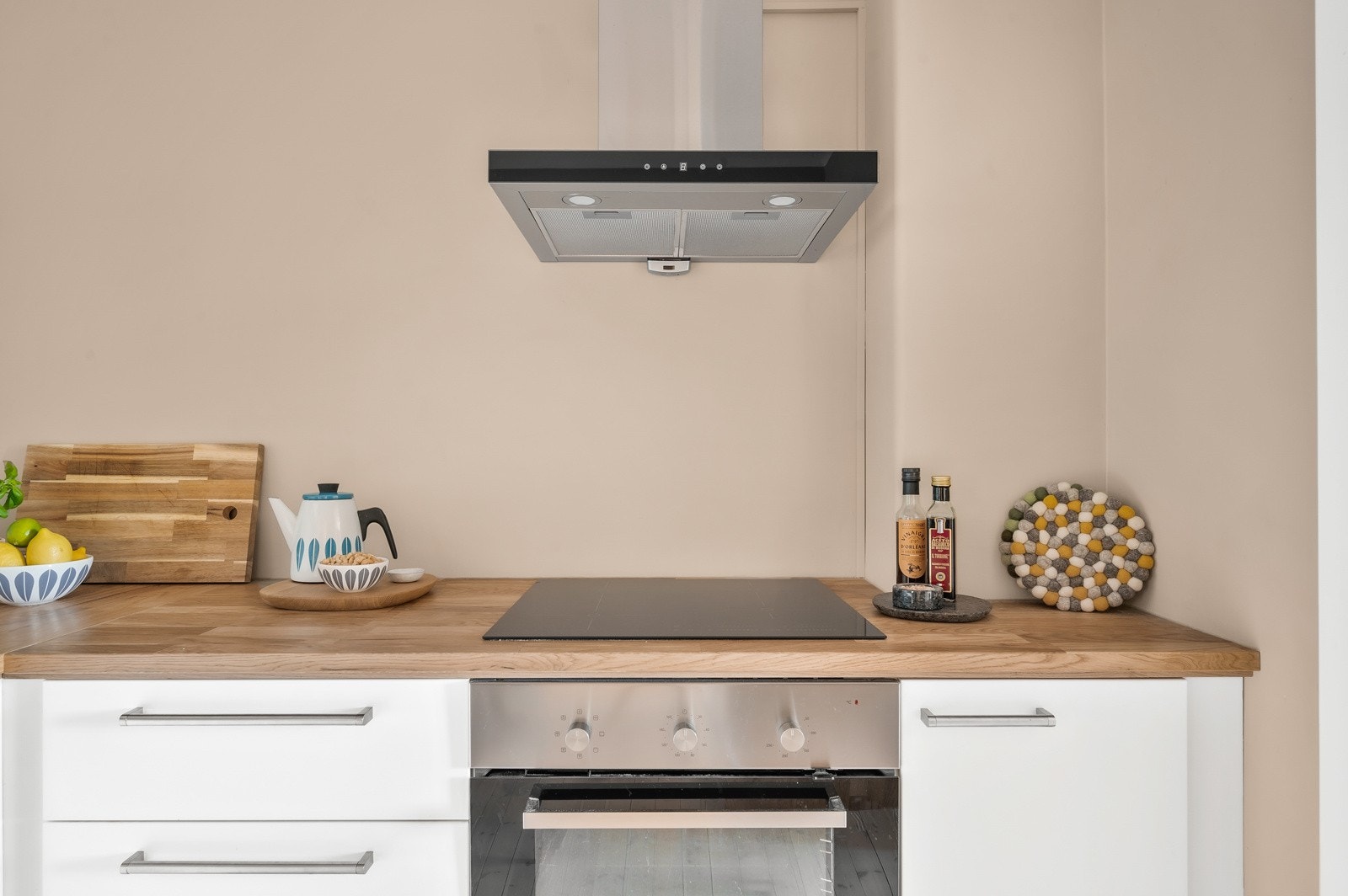 Kjøleskap, benkeplate og overskap var nytt i 2023. Dersom man har behov for mer skapplass kan man enkelt montere flere overskap. Galleribilde