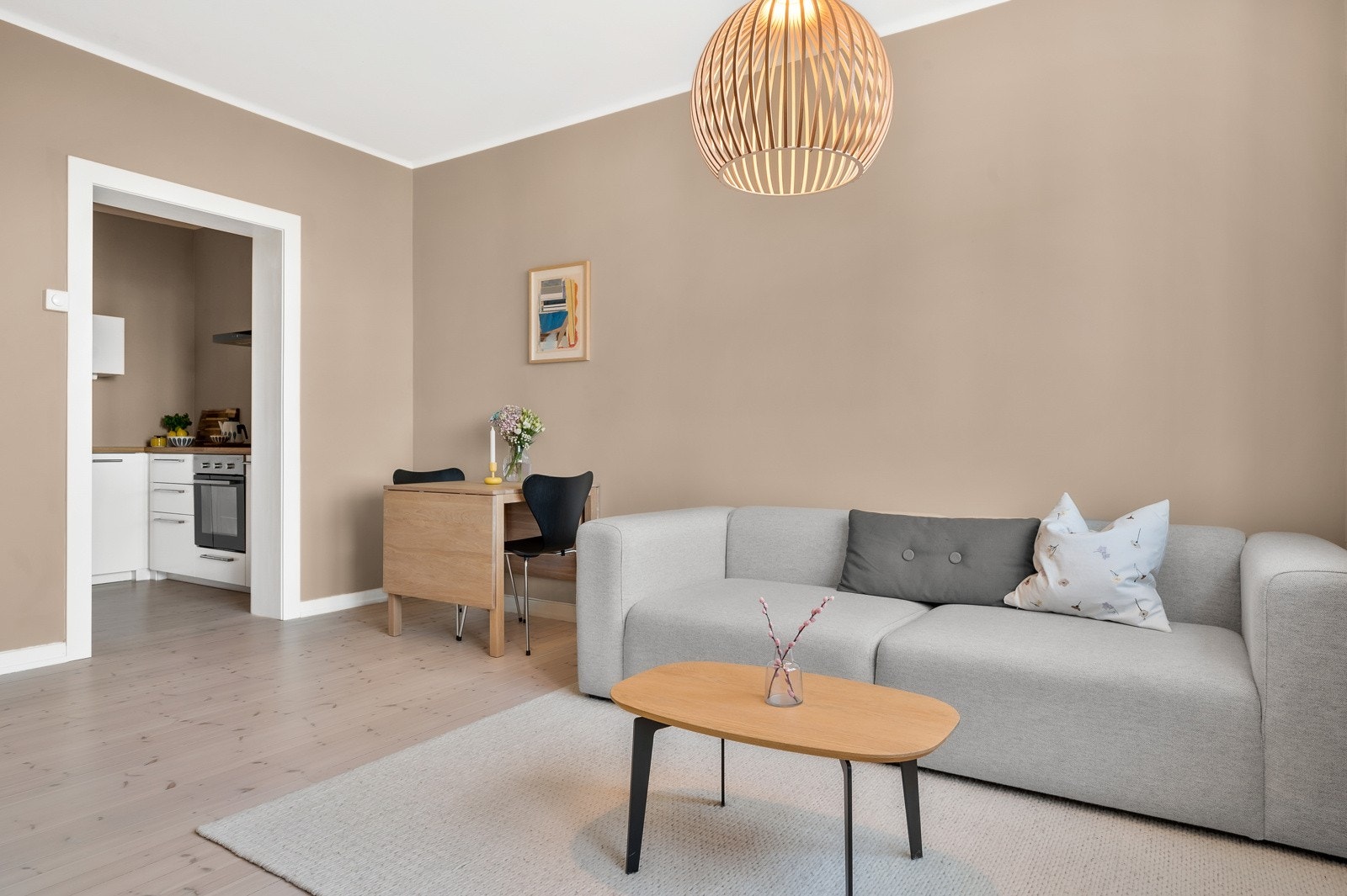 Det er pipeløp i stuen, så dersom du ønsker peis kan du enkelt sette dette inn. Pipeløpene ble forøvrig oppgradert i regi av aksjelaget i 2015. Galleribilde