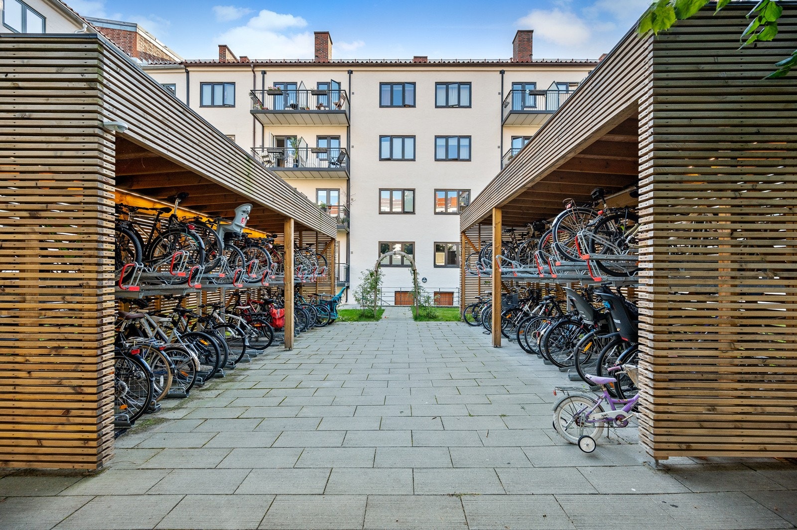 Bakgården deler du med de øvrige naboene i kvartalet, hvor du også finner sykkelparkering. Galleribilde