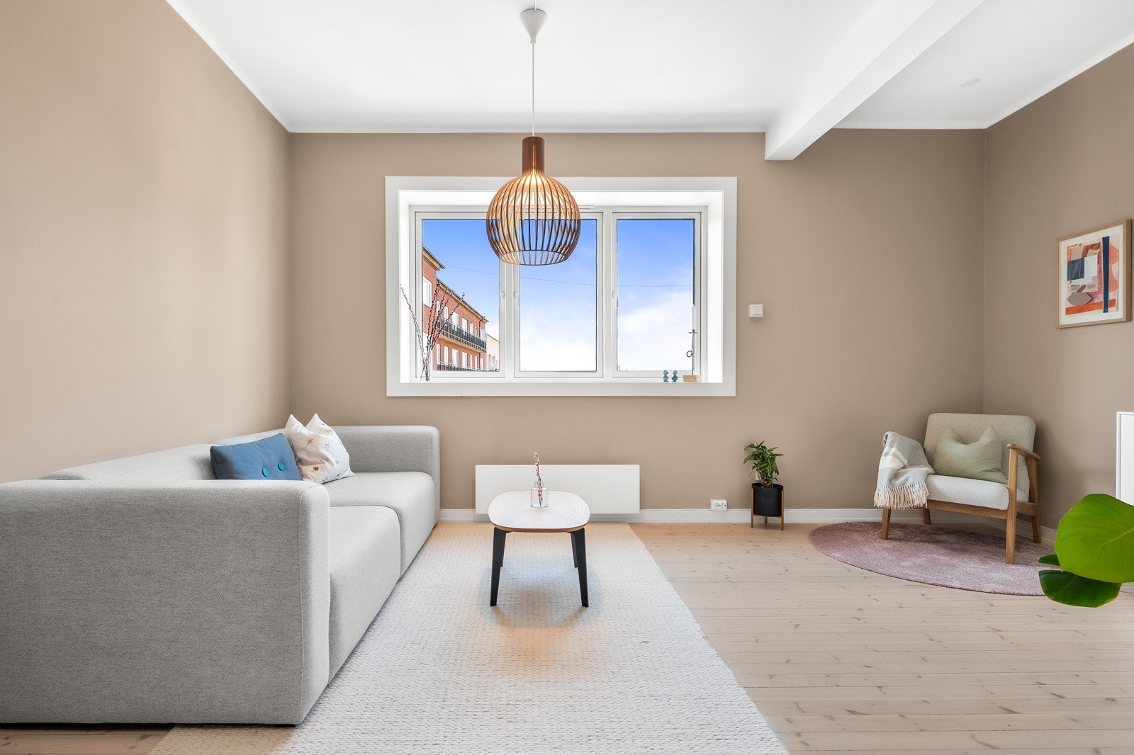 Leiligheten har blitt betydelig oppgradert hvor de flotte originale tregulvene har blitt pusset og lakkert, og vegger og tak har blitt malt i moderne og behagelige farger. Galleribilde