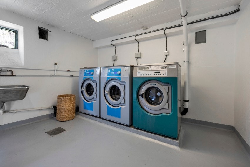 Fellesvaskeri i aksjelaget (plass og opplegg til vaskemaskin i leiligheten). Galleribilde